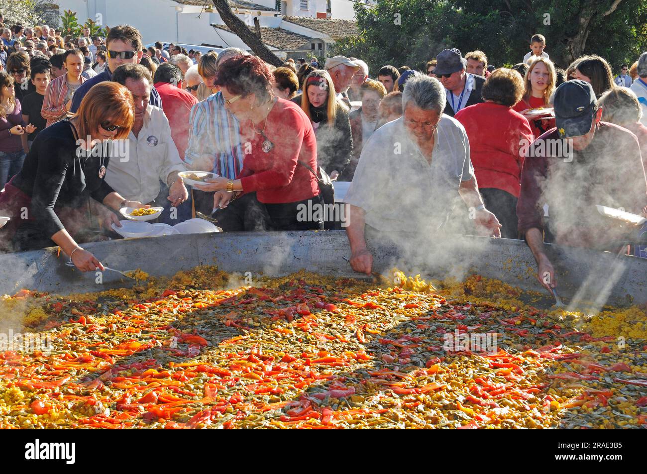 Visiteurs à la poêle géante avec paella, festival folklorique, Altea, Costa Blanca, Espagne, Fiesta Sant Joan Banque D'Images