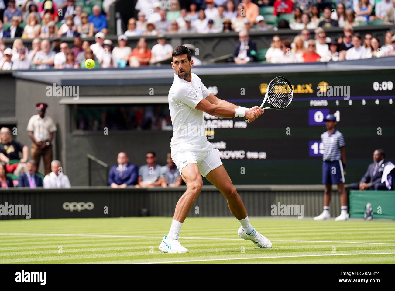 Novak Djokovic en action contre Pedro Cachin (non représenté) le premier jour des Championnats de Wimbledon 2023 au All England Lawn tennis and Croquet Club à Wimbledon. Date de la photo: Lundi 3 juillet 2023. Banque D'Images Novak Djokovic en action contre Pedro Cachin (non représenté) le premier jour des Championnats de Wimbledon 2023 au All England Lawn tennis and Croquet Club à Wimbledon. Date de la photo: Lundi 3 juillet 2023. Banque D'Images