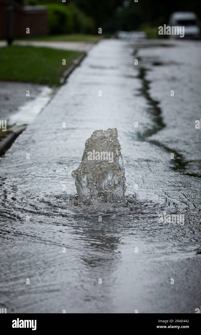 L'eau de pluie se retrouvant à travers un drain après une tempête à Redditch, Worcestershire. Banque D'Images