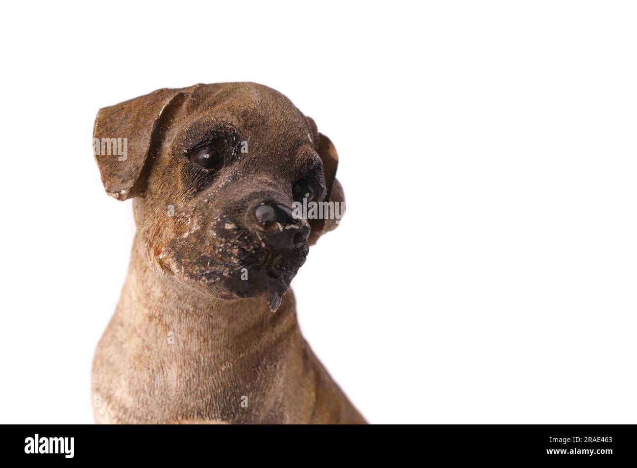 Figurine de chien American Pit Bull Terrier en bois, isolée sur blanc Banque D'Images