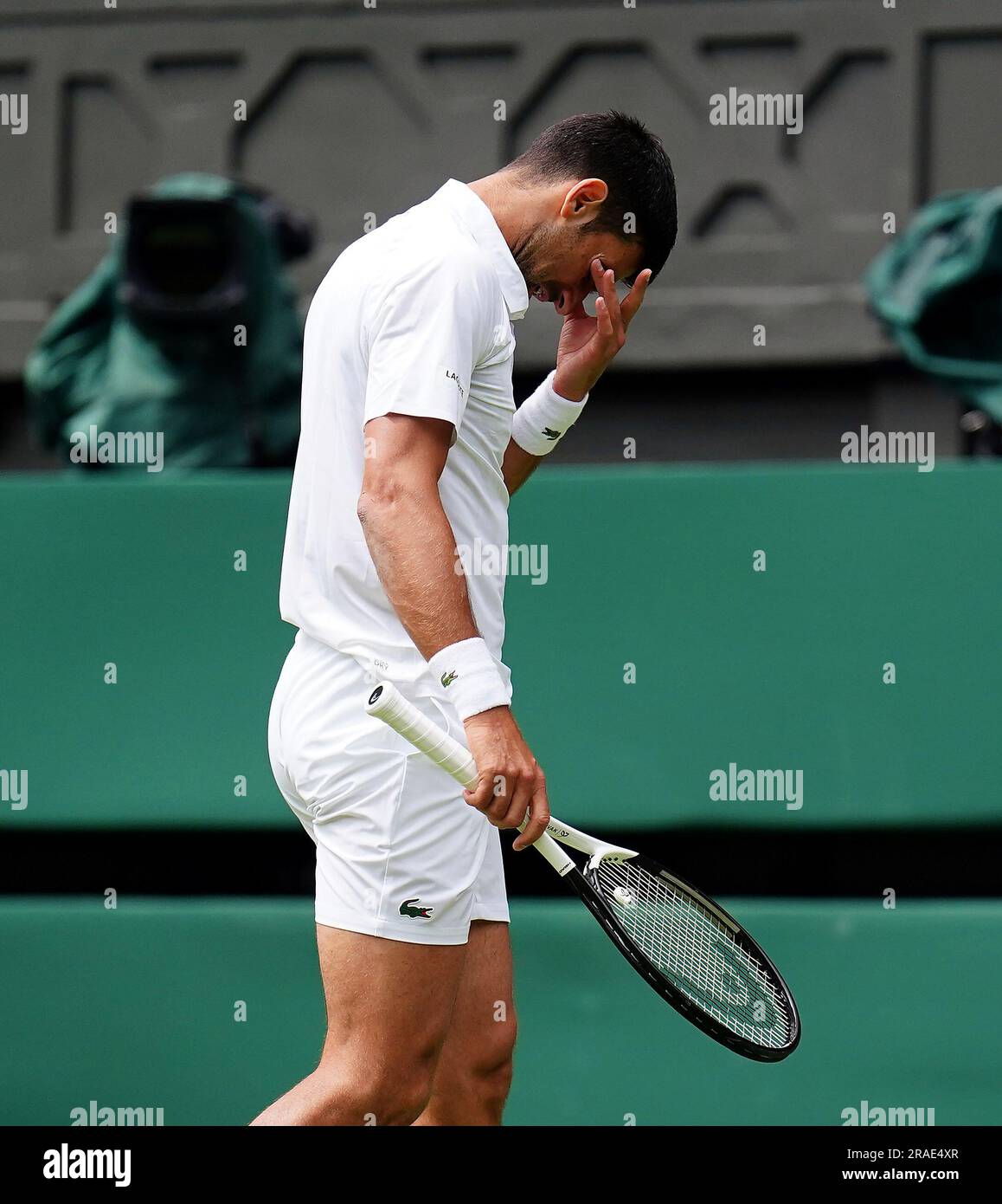 Novak Djokovic réagit lors de son match contre Pedro Cachin (non représenté) le premier jour des Championnats de Wimbledon 2023 au All England Lawn tennis and Croquet Club de Wimbledon. Date de la photo: Lundi 3 juillet 2023. Banque D'Images Novak Djokovic réagit lors de son match contre Pedro Cachin (non représenté) le premier jour des Championnats de Wimbledon 2023 au All England Lawn tennis and Croquet Club de Wimbledon. Date de la photo: Lundi 3 juillet 2023. Banque D'Images