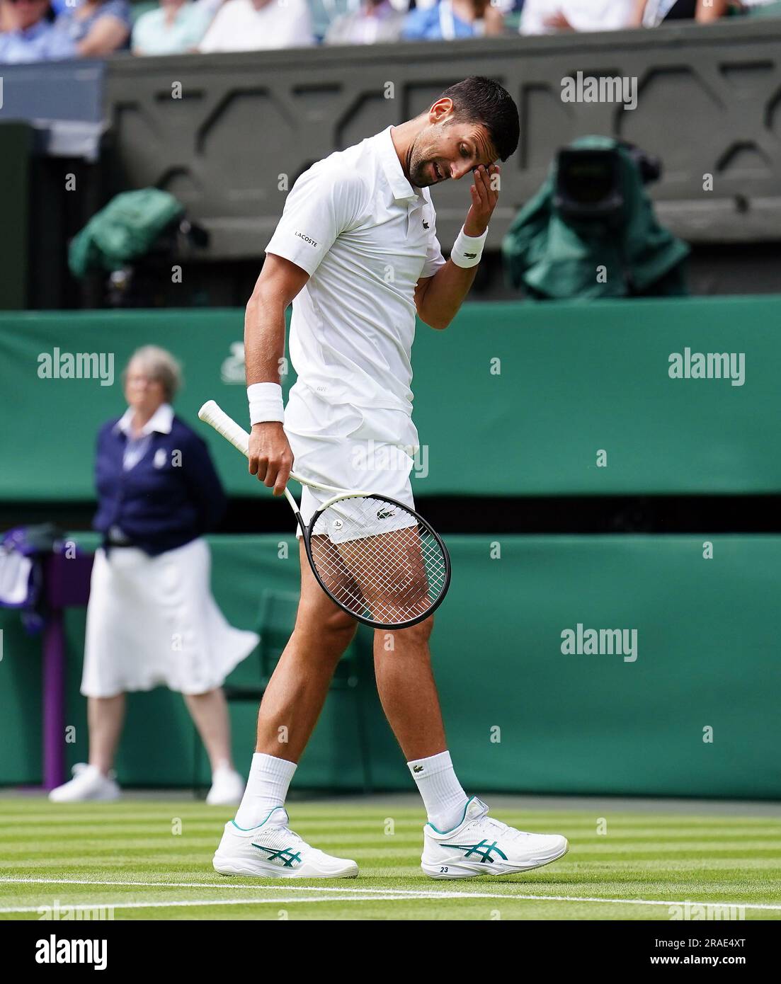 Novak Djokovic réagit lors de son match contre Pedro Cachin (non représenté) le premier jour des Championnats de Wimbledon 2023 au All England Lawn tennis and Croquet Club de Wimbledon. Date de la photo: Lundi 3 juillet 2023. Banque D'Images Novak Djokovic réagit lors de son match contre Pedro Cachin (non représenté) le premier jour des Championnats de Wimbledon 2023 au All England Lawn tennis and Croquet Club de Wimbledon. Date de la photo: Lundi 3 juillet 2023. Banque D'Images