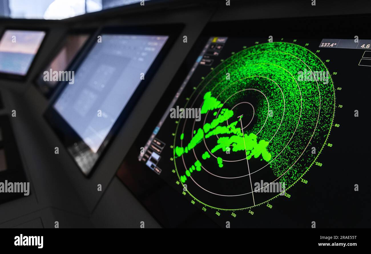 Écran radar avec indication verte sur un pont de capitaines de navire moderne Banque D'Images