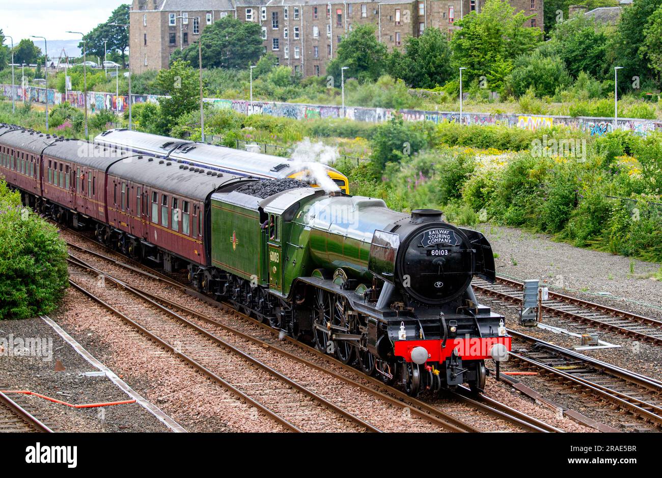 Dundee, Tayside, Écosse, Royaume-Uni. 3rd juillet 2023. La locomotive à vapeur la plus célèbre au monde, The Flying Scotsman, est arrivée aujourd'hui à Dundee à temps au 12,15pm 3 juillet 2023, en route vers Aberdeen, en Écosse. Le Musée national des chemins de fer a annoncé des voyages d'été d'un certain nombre de stations à travers le pays dans le cadre des célébrations du centenaire de la machine à vapeur. Crédit : Dundee Photographics/Alamy Live News Banque D'Images