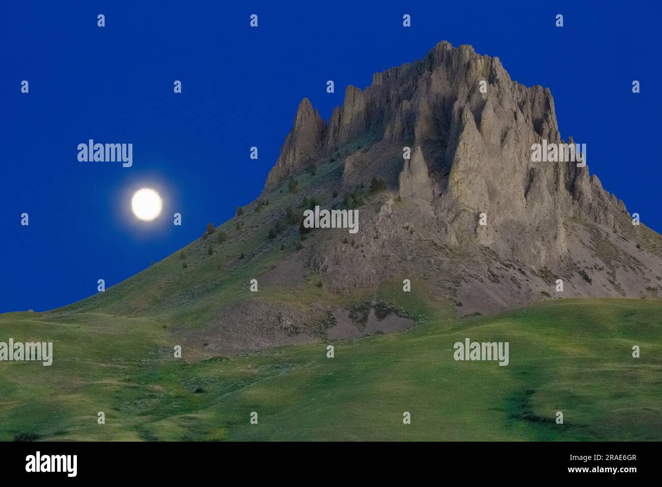 pleine lune se levant derrière birdtail butte près de simms, montana Banque D'Images