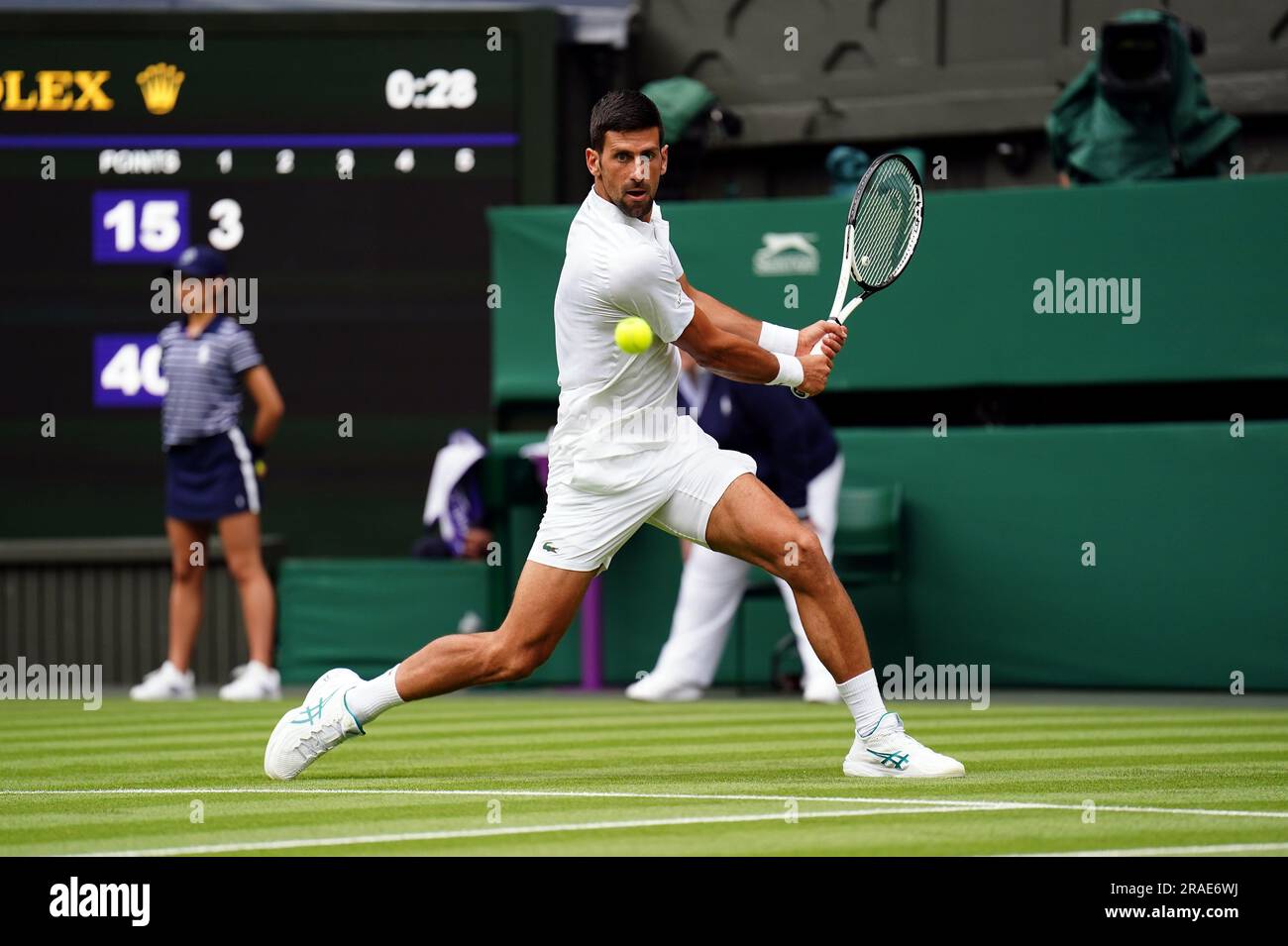 Novak Djokovic en action contre Pedro Cachin (non représenté) le premier jour des Championnats de Wimbledon 2023 au All England Lawn tennis and Croquet Club à Wimbledon. Date de la photo: Lundi 3 juillet 2023. Banque D'Images Novak Djokovic en action contre Pedro Cachin (non représenté) le premier jour des Championnats de Wimbledon 2023 au All England Lawn tennis and Croquet Club à Wimbledon. Date de la photo: Lundi 3 juillet 2023. Banque D'Images