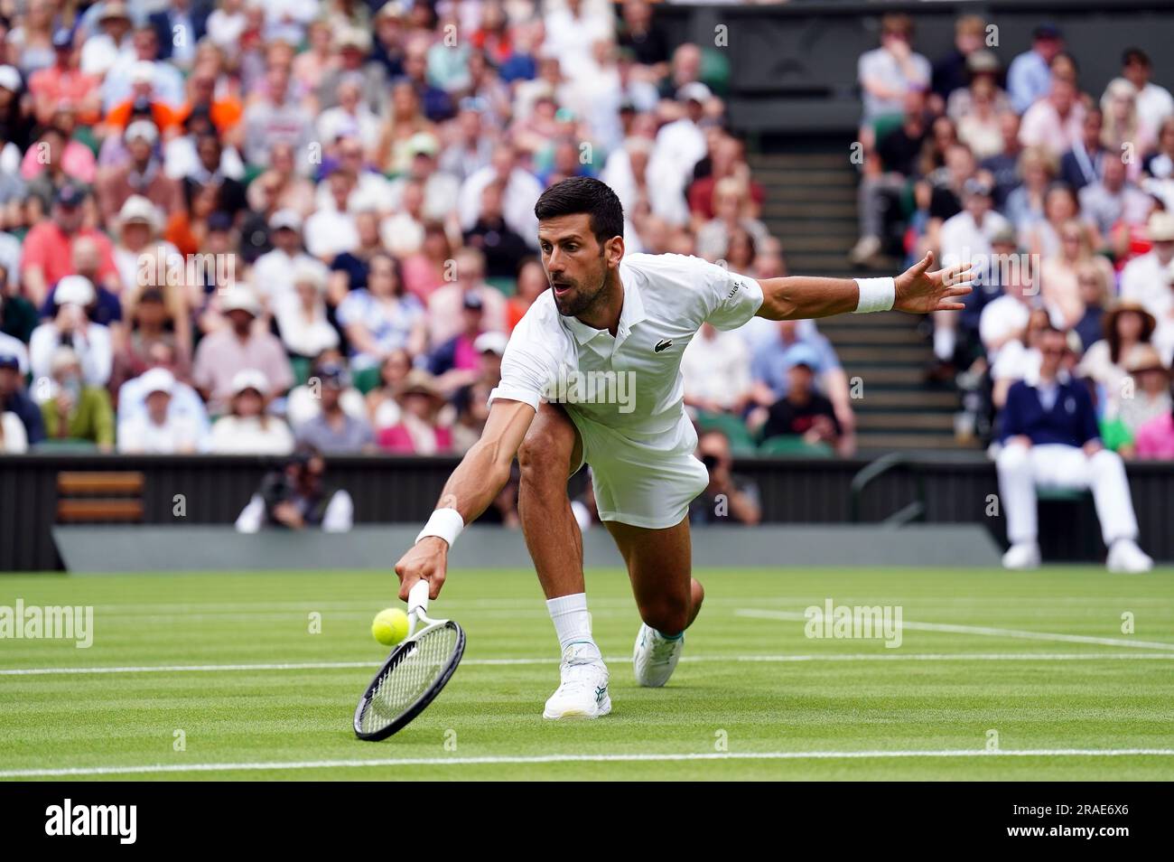 Novak Djokovic en action contre Pedro Cachin (non représenté) le premier jour des Championnats de Wimbledon 2023 au All England Lawn tennis and Croquet Club à Wimbledon. Date de la photo: Lundi 3 juillet 2023. Banque D'Images Novak Djokovic en action contre Pedro Cachin (non représenté) le premier jour des Championnats de Wimbledon 2023 au All England Lawn tennis and Croquet Club à Wimbledon. Date de la photo: Lundi 3 juillet 2023. Banque D'Images