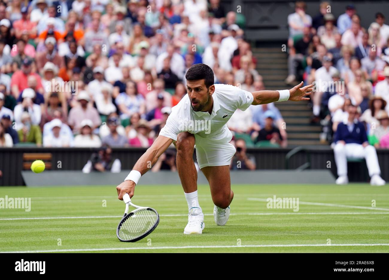 Novak Djokovic en action contre Pedro Cachin (non représenté) le premier jour des Championnats de Wimbledon 2023 au All England Lawn tennis and Croquet Club à Wimbledon. Date de la photo: Lundi 3 juillet 2023. Banque D'Images Novak Djokovic en action contre Pedro Cachin (non représenté) le premier jour des Championnats de Wimbledon 2023 au All England Lawn tennis and Croquet Club à Wimbledon. Date de la photo: Lundi 3 juillet 2023. Banque D'Images