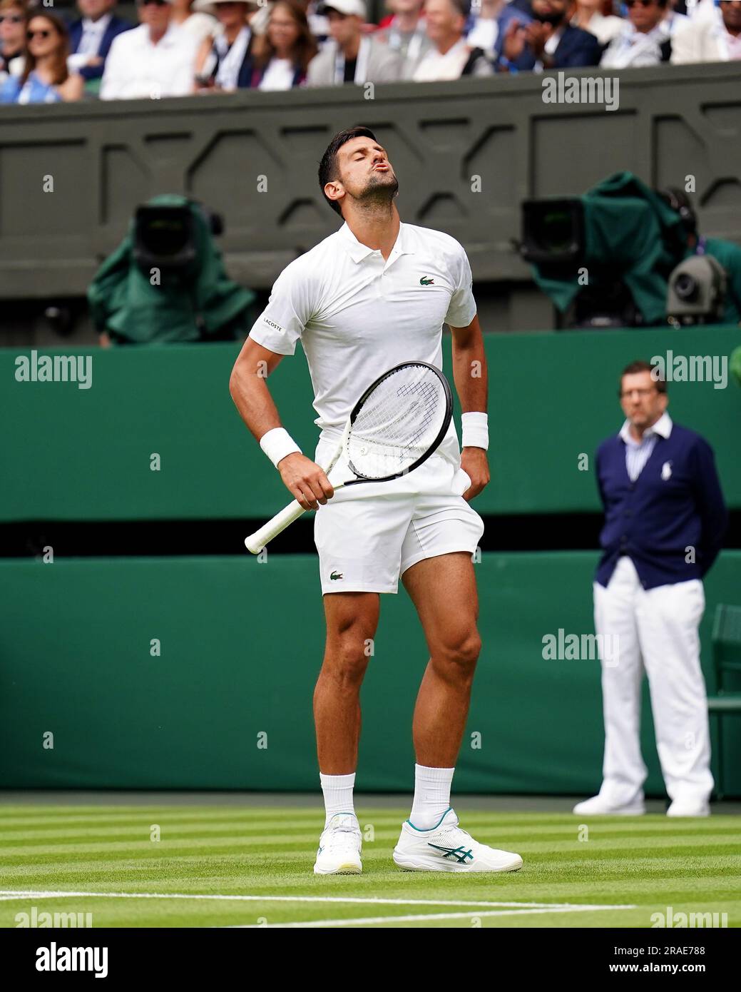 Novak Djokovic réagit lors de son match contre Pedro Cachin (non représenté) le premier jour des Championnats de Wimbledon 2023 au All England Lawn tennis and Croquet Club de Wimbledon. Date de la photo: Lundi 3 juillet 2023. Banque D'Images Novak Djokovic réagit lors de son match contre Pedro Cachin (non représenté) le premier jour des Championnats de Wimbledon 2023 au All England Lawn tennis and Croquet Club de Wimbledon. Date de la photo: Lundi 3 juillet 2023. Banque D'Images