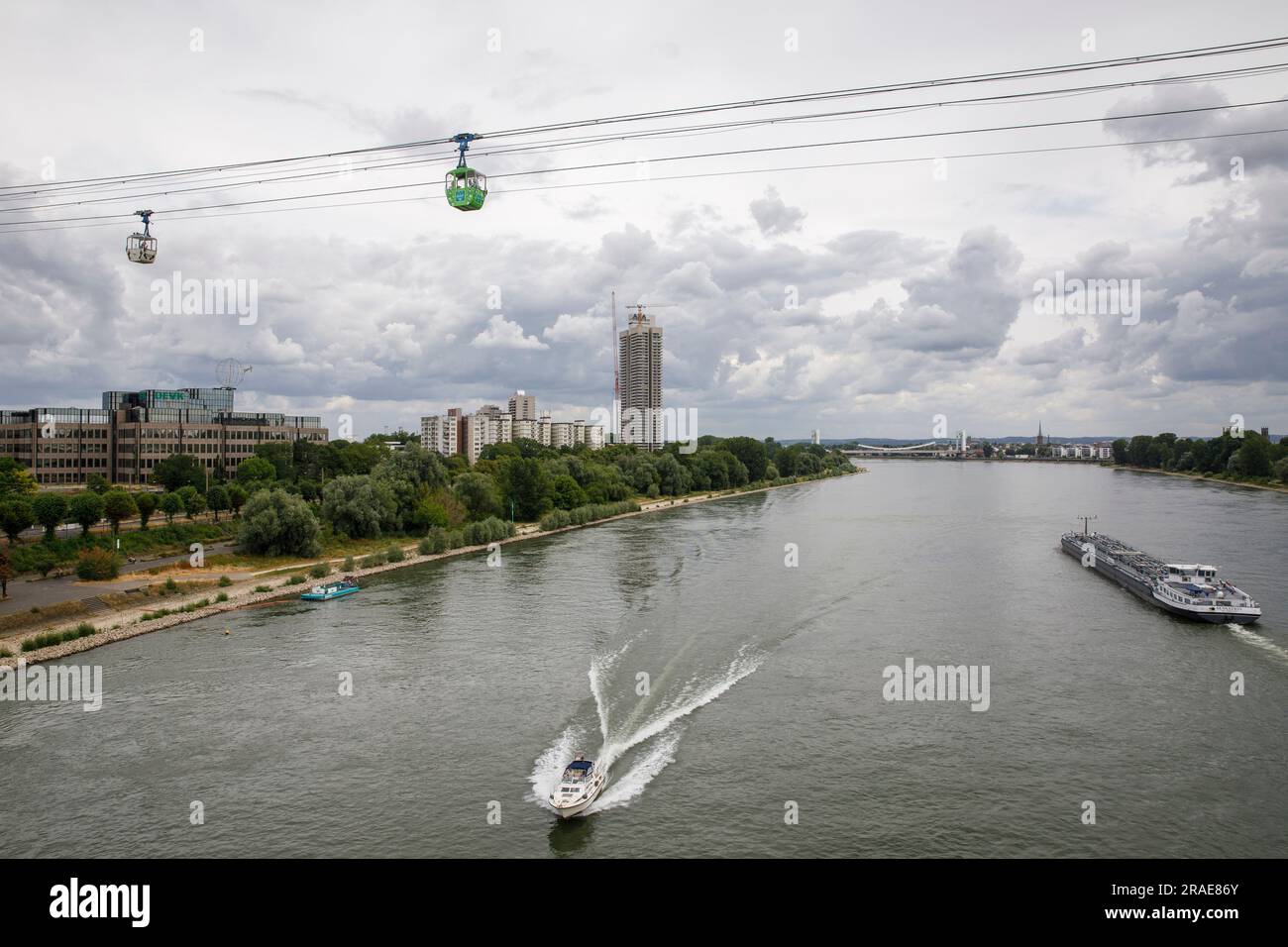 Rive du Rhin dans le district de Riehl, à gauche le siège de la compagnie d'assurance DEVK, gondoles du téléphérique, en arrière-plan la Colonia Hou Banque D'Images