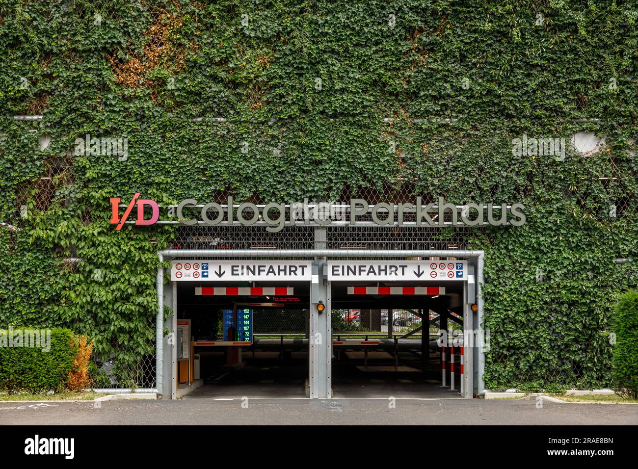 Garage de stationnement sur la rue Peter-Huppertz dans le quartier I/D de Cologne dans le quartier de Muelheim, la façade est plantée avec environ 5000 plantes sur 2000 sca Banque D'Images