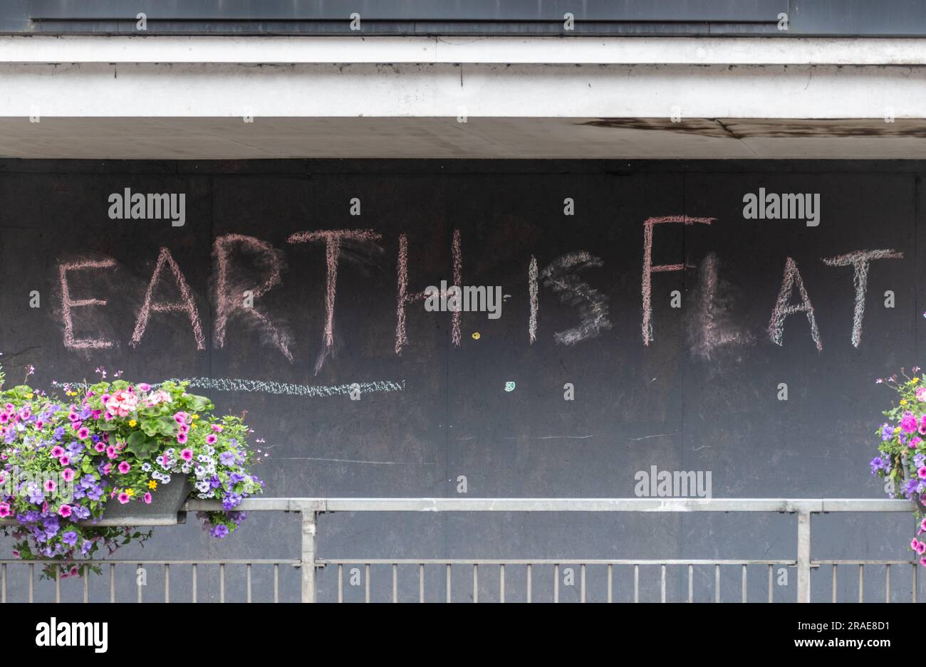 Earth is Flat graffiti on closed down shop, Royaume-Uni Banque D'Images