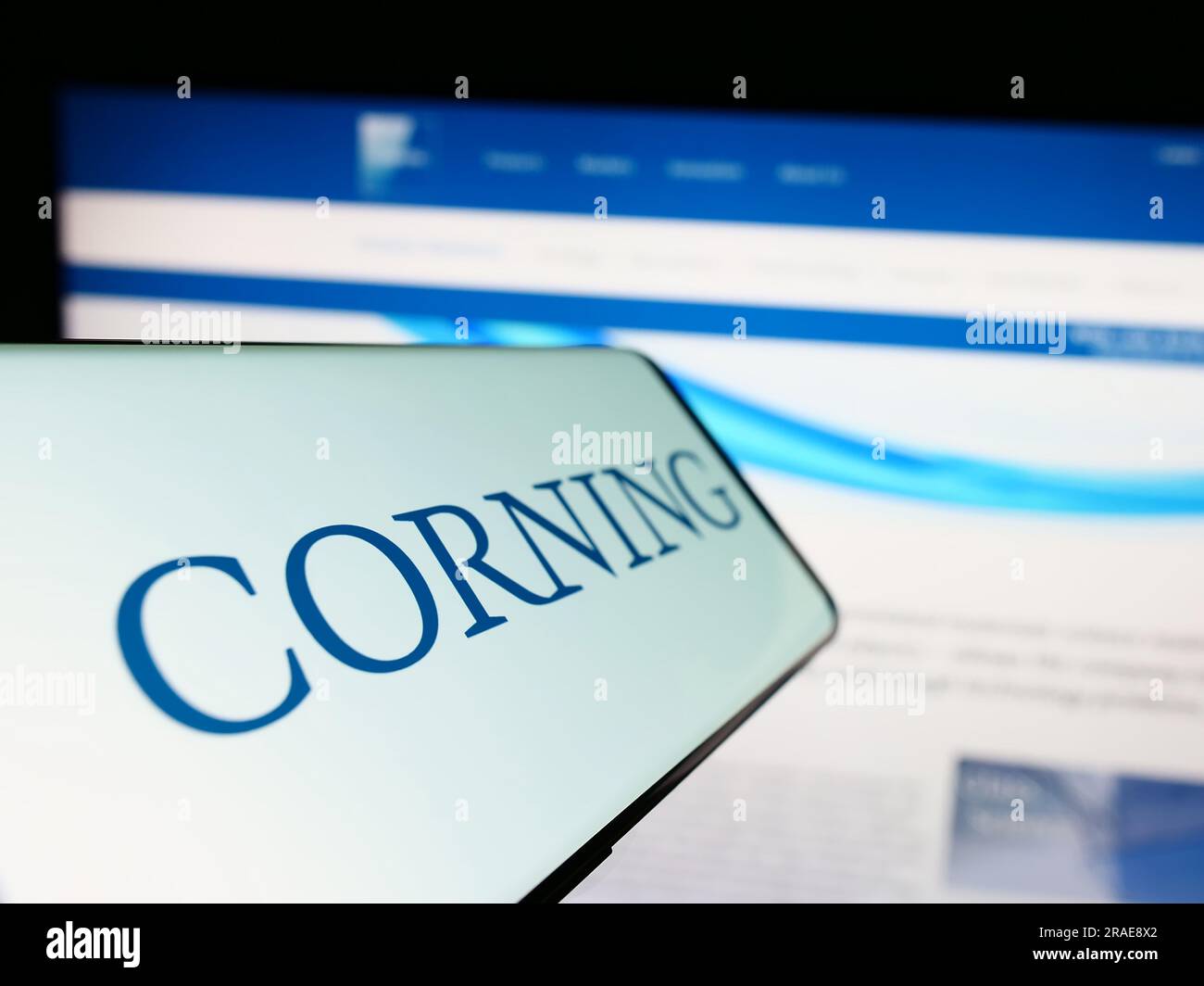 Smartphone avec logo de la société technologique américaine Corning Incorporated sur l'écran devant le site Web. Concentrez-vous sur le centre gauche de l'écran du téléphone. Banque D'Images