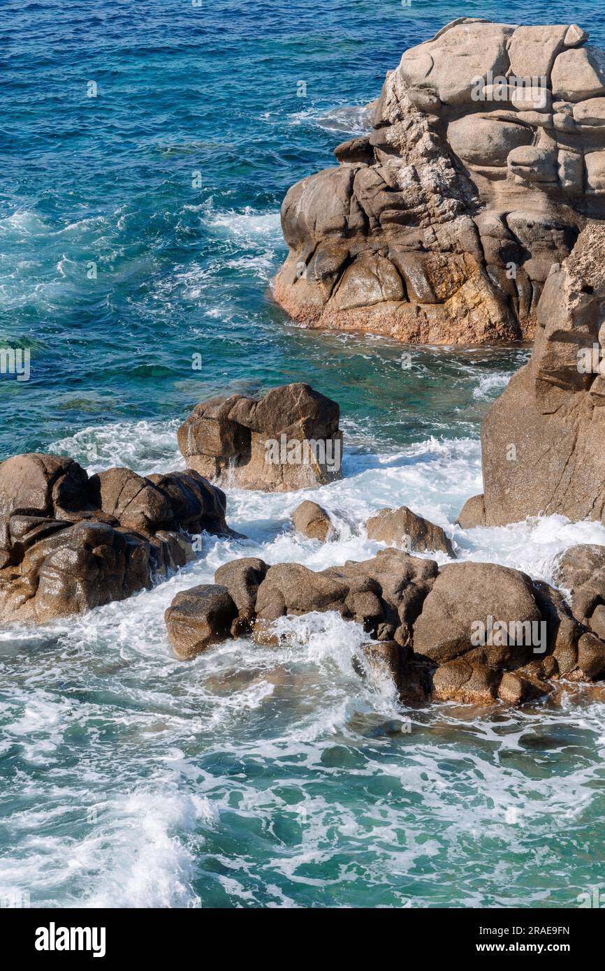 Vagues sur la plage rocheuse, le rivage de mer avec des vagues écrasant sur les grands rochers Banque D'Images