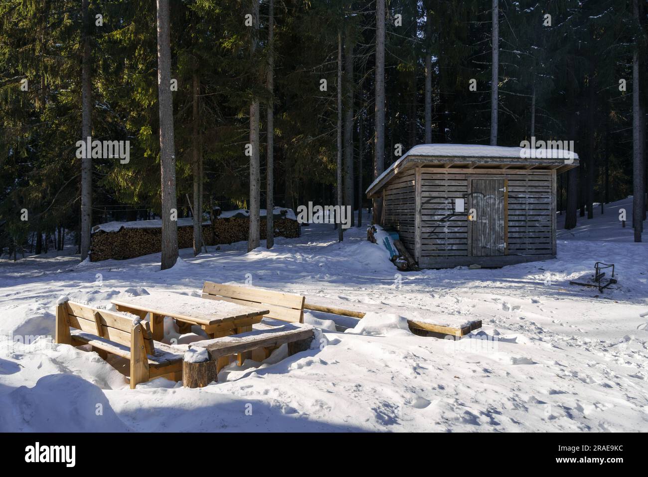 Bassin de bois et table de pique-nique en bois au sommet d'Aurinkovuori, par une belle journée d'hiver. Vaaksy, Asikkala, Finlande. 9 mars 2023. Banque D'Images