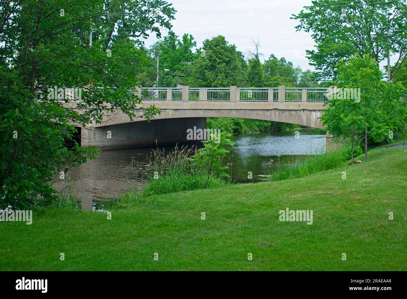 Chaussée en béton et pont traversant la rivière Napanee au parc Springside de Napanee, Ontario, Canada -02 Banque D'Images