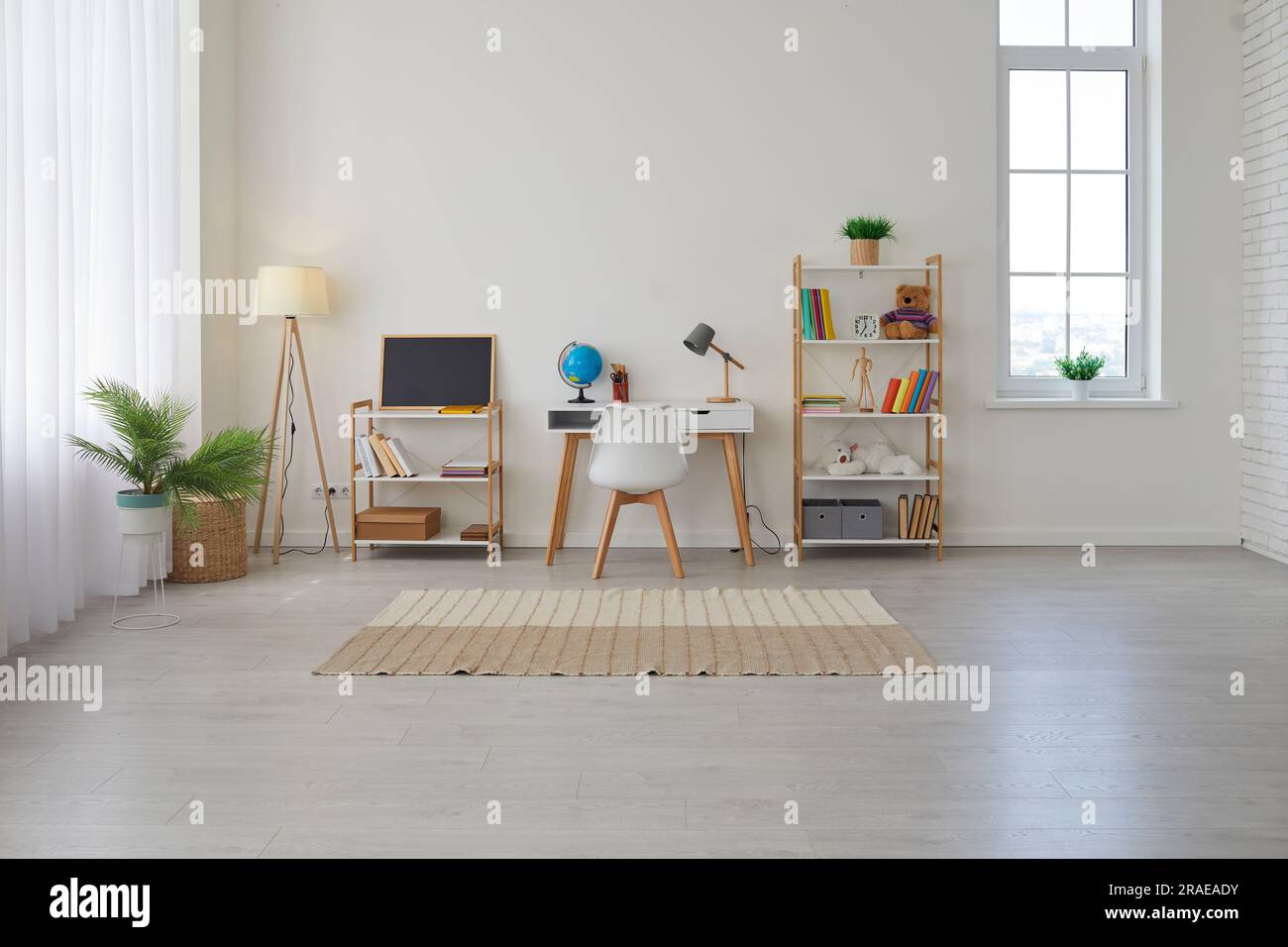 Intérieur moderne pour les enfants avec bureau, étagères, planche, lampes, plantes et tapis Banque D'Images