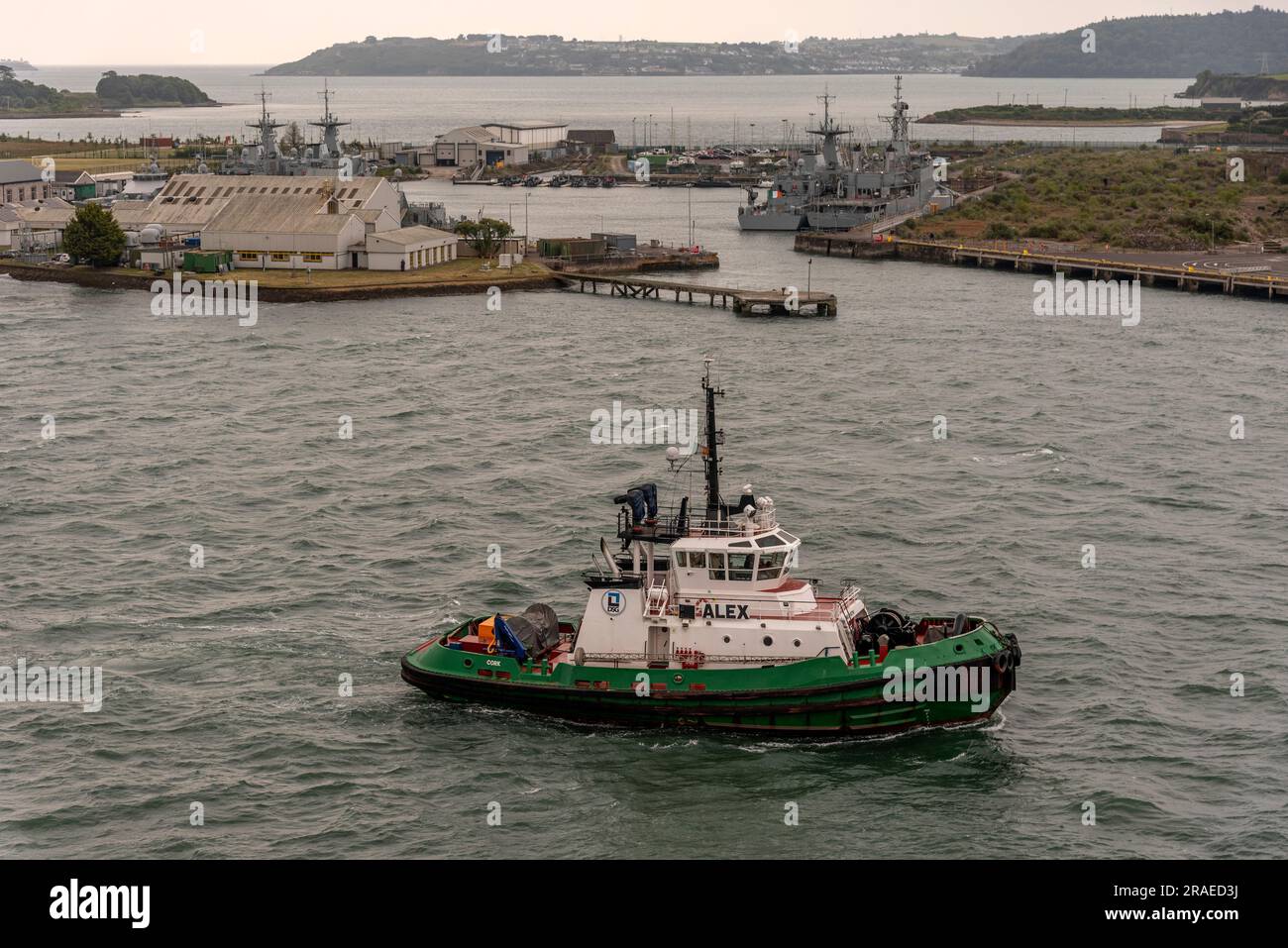 Cobh, Irlande, UE. 9 juin 2023. Alex un remorqueur d'escorte en cours sur le port de Cobh avec un fond de l'île Haulbowline et de la marine. base de service. Banque D'Images
