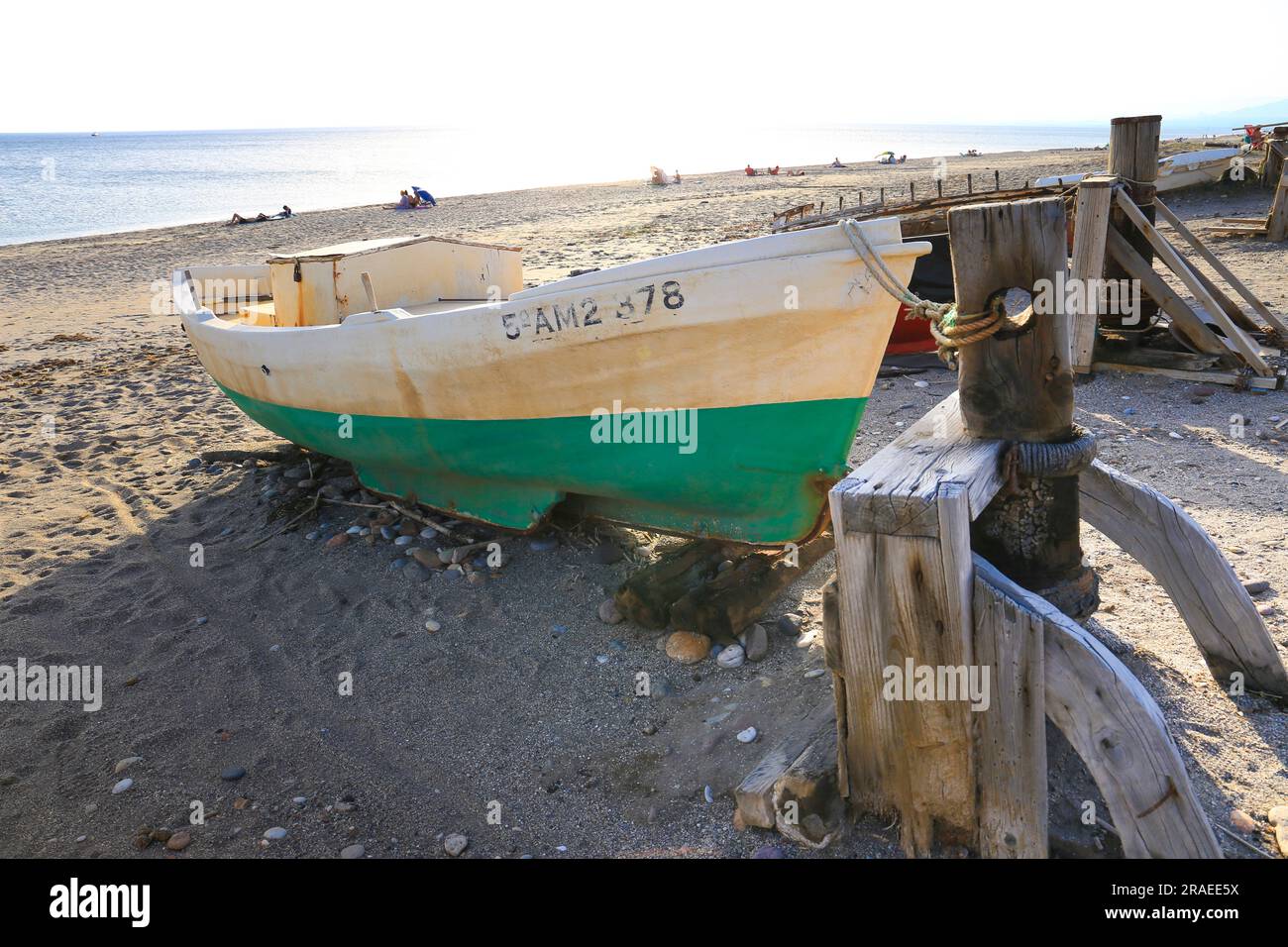 Cabo de Gata, Almeria, Espagne- 17 juin 2023: Bateau de pêche sur la rive à Cabo de Gata, Almeria, Espagne Banque D'Images