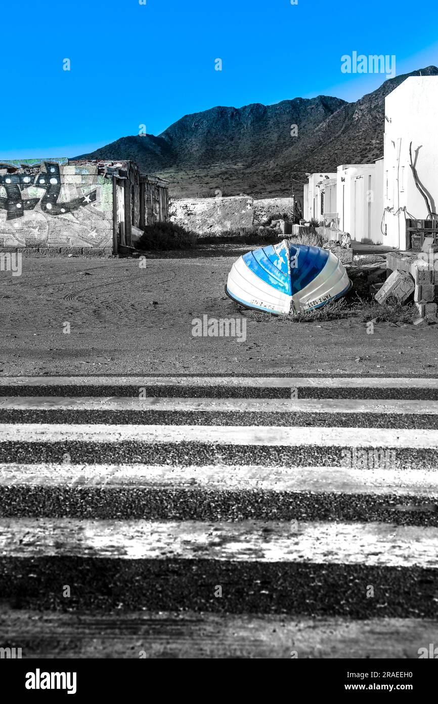 Cabo de Gata, Almeria, Espagne- 17 juin 2023: Bateau de pêche à côté de la route à Cabo de Gata, Almeria, Espagne Banque D'Images