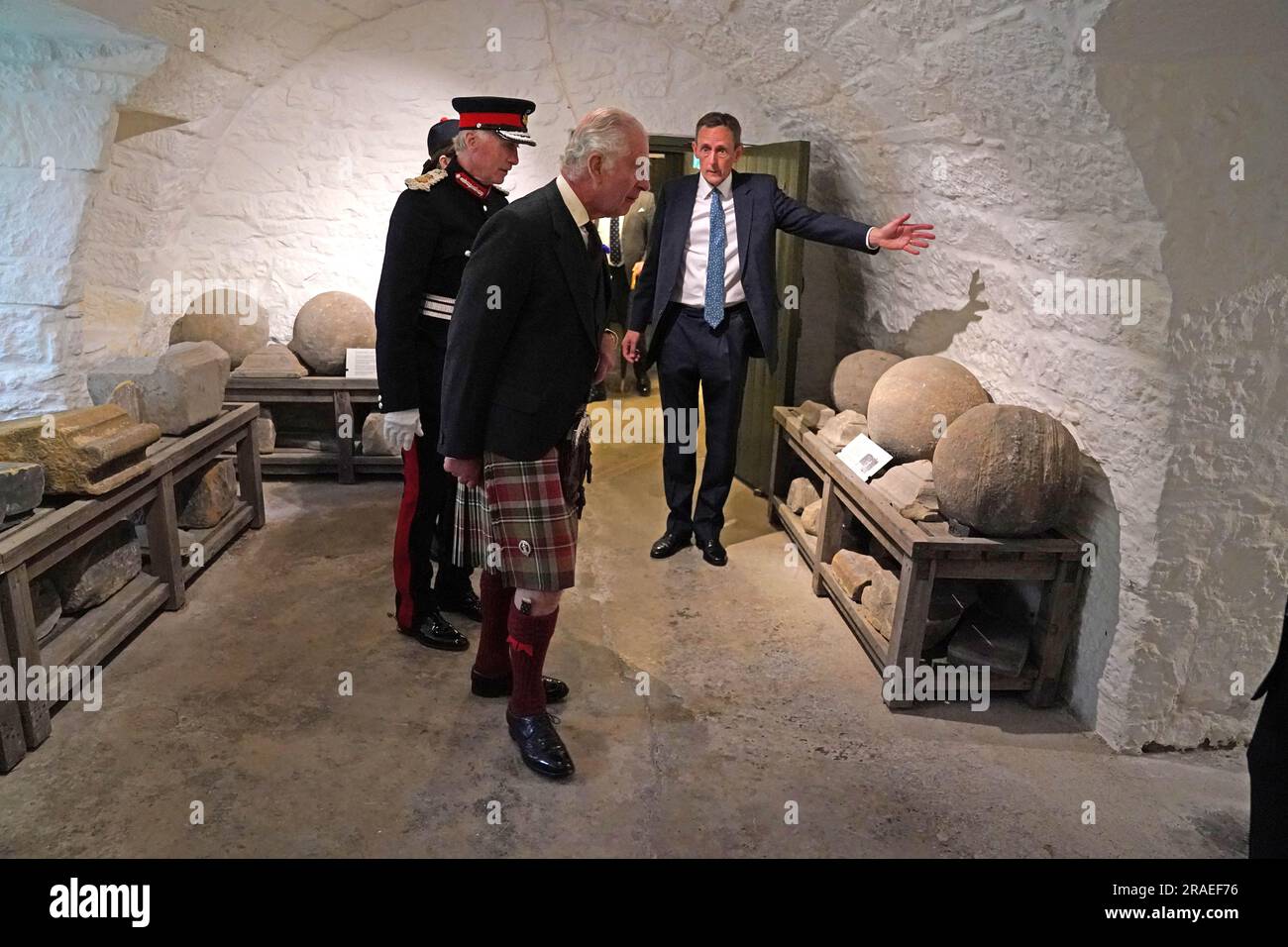 Le roi Charles III lors de sa visite à la Maison Kinneil à Édimbourg, marquant la première semaine de Holyrood depuis son couronnement. Date de la photo: Lundi 3 juillet 2023. Banque D'Images