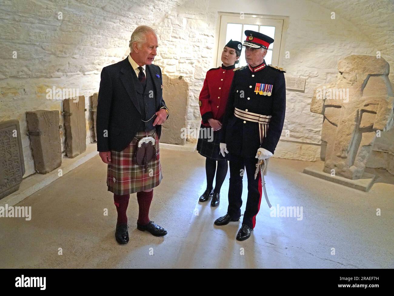 Le roi Charles III (à gauche) lors de sa visite à la Maison Kinneil à Édimbourg, marquant la première semaine de Holyrood depuis son couronnement. Date de la photo: Lundi 3 juillet 2023. Banque D'Images