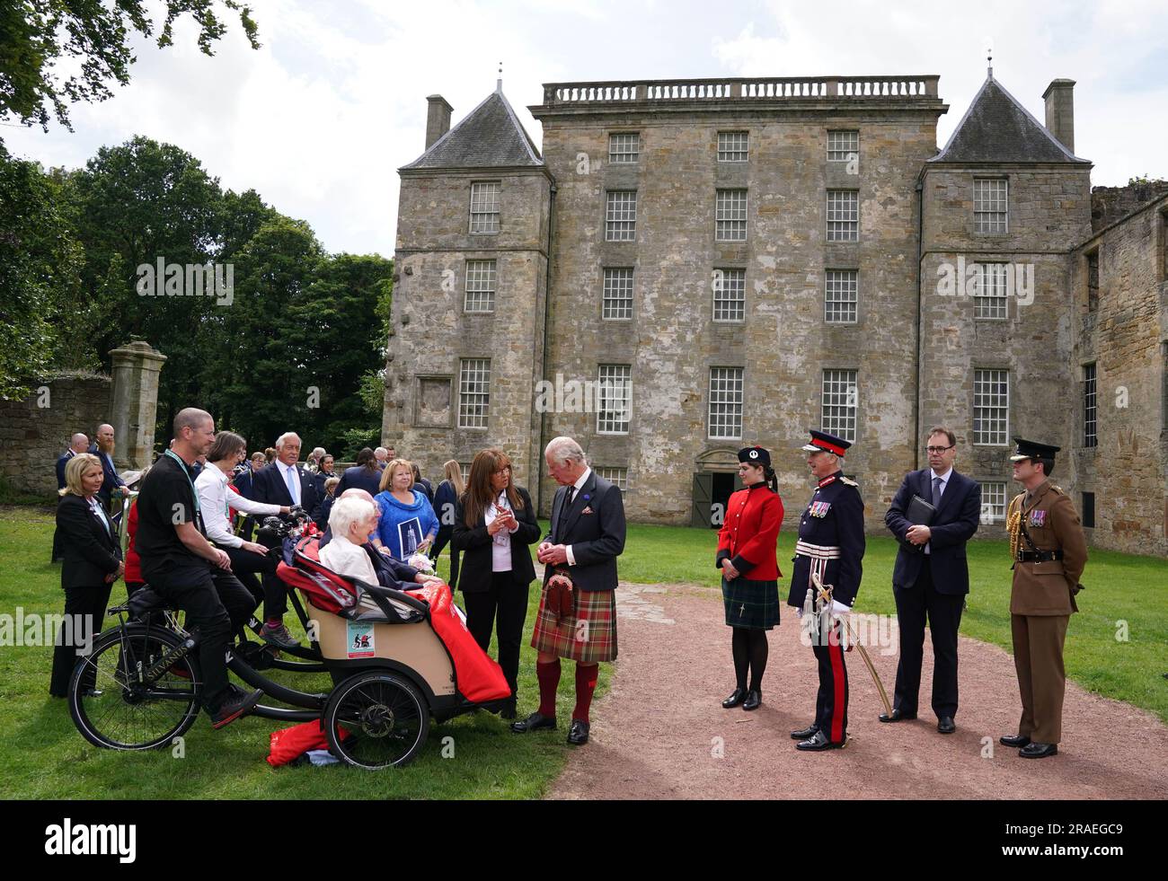 Le roi Charles III (au centre) lors de sa visite à la Maison Kinneil à Édimbourg, marquant la première semaine de Holyrood depuis son couronnement. Date de la photo: Lundi 3 juillet 2023. Banque D'Images