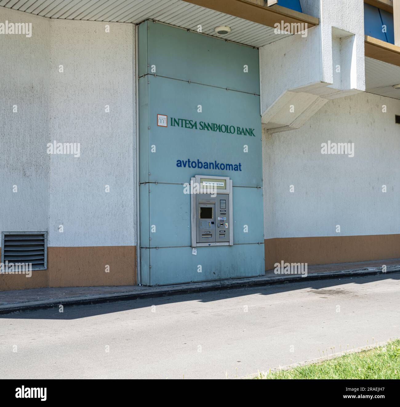 Koper, Slovénie. 2 juillet 2023. Un guichet automatique Intesa Sanpaolo avec accès depuis la voiture dans le centre-ville Banque D'Images