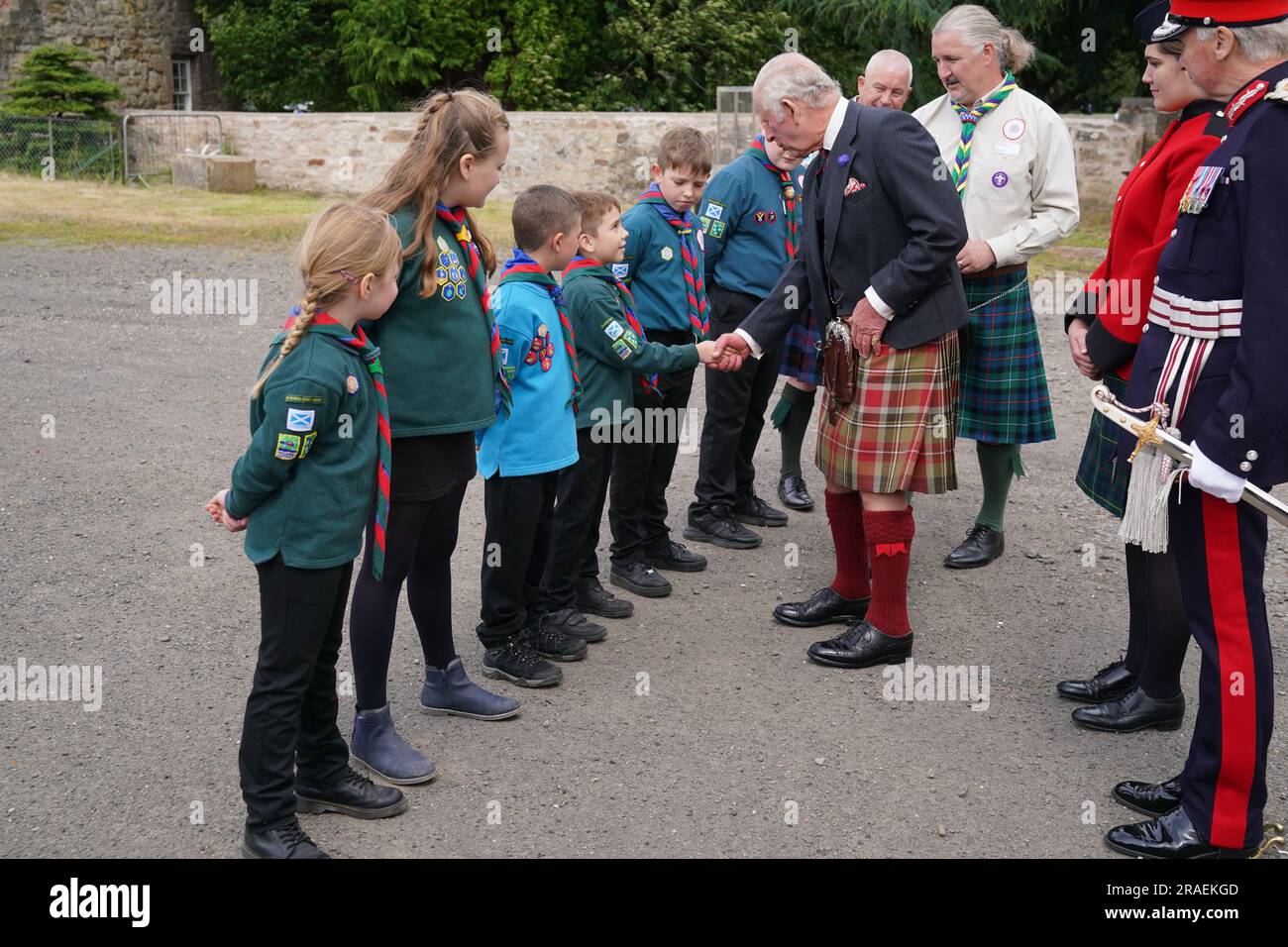 Le roi Charles III lors de sa visite à la Maison Kinneil à Édimbourg, marquant la première semaine de Holyrood depuis son couronnement. Date de la photo: Lundi 3 juillet 2023. Banque D'Images