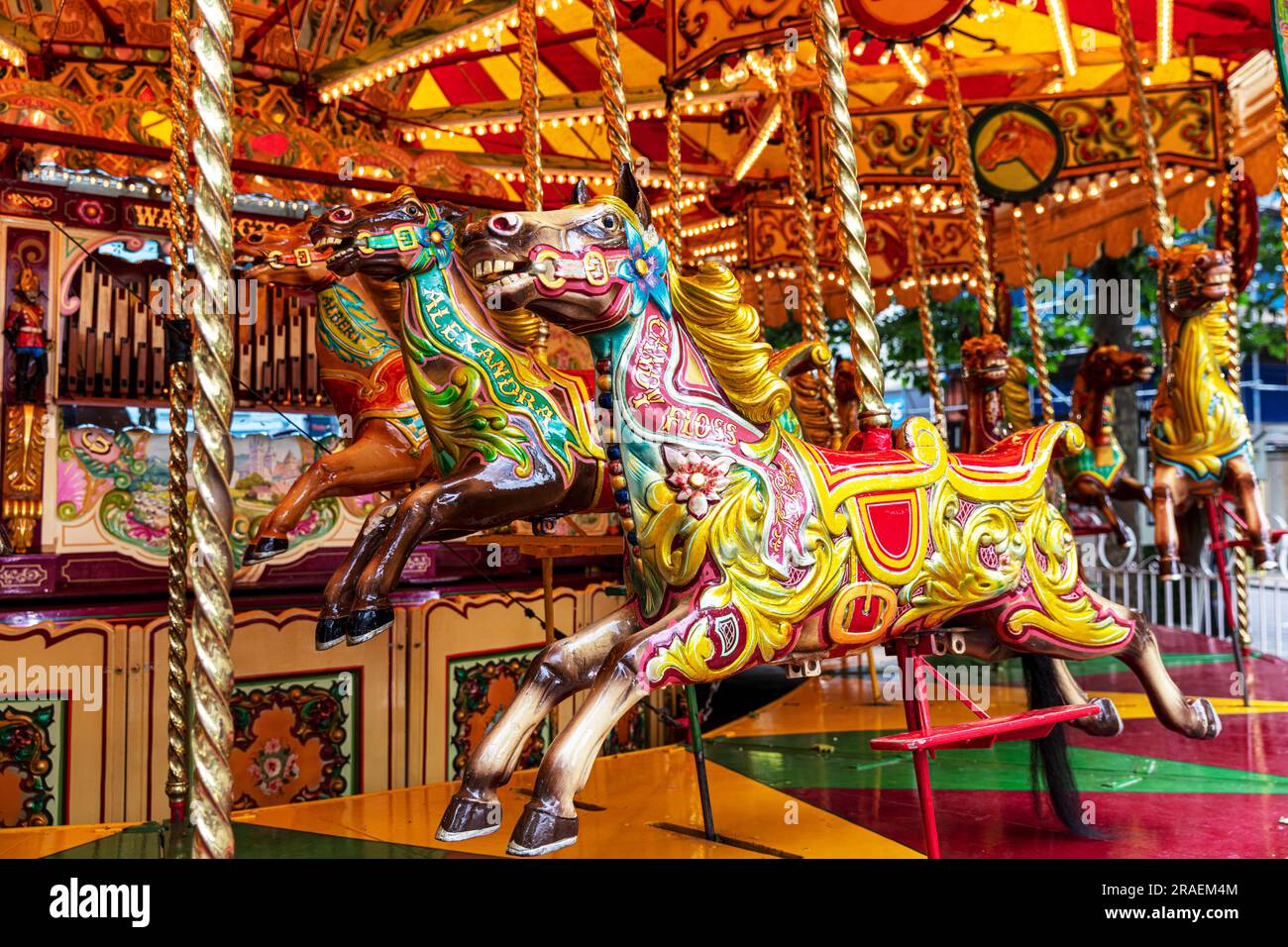manège, carrousel, promenade au parc des expositions pour enfants, promenade au parc des expositions, York, Yorkshire, Royaume-Uni, Angleterre, amusements, manèges, enfants, champ de foire, chevaux, Banque D'Images