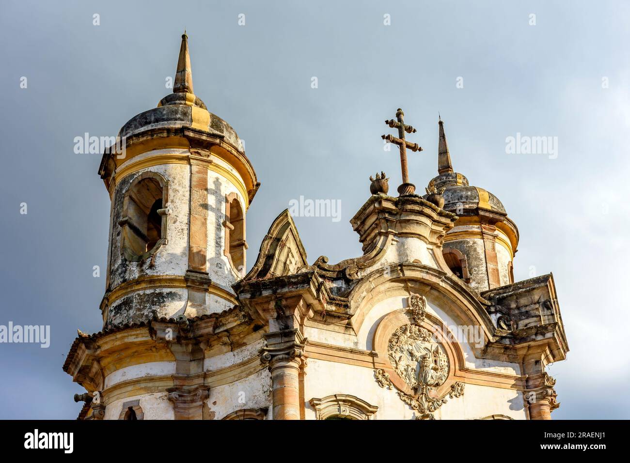 Détail de la façade et des tours d'une église baroque historique dans la ville d'Ouro Preto dans l'État de Minas Gerais Banque D'Images