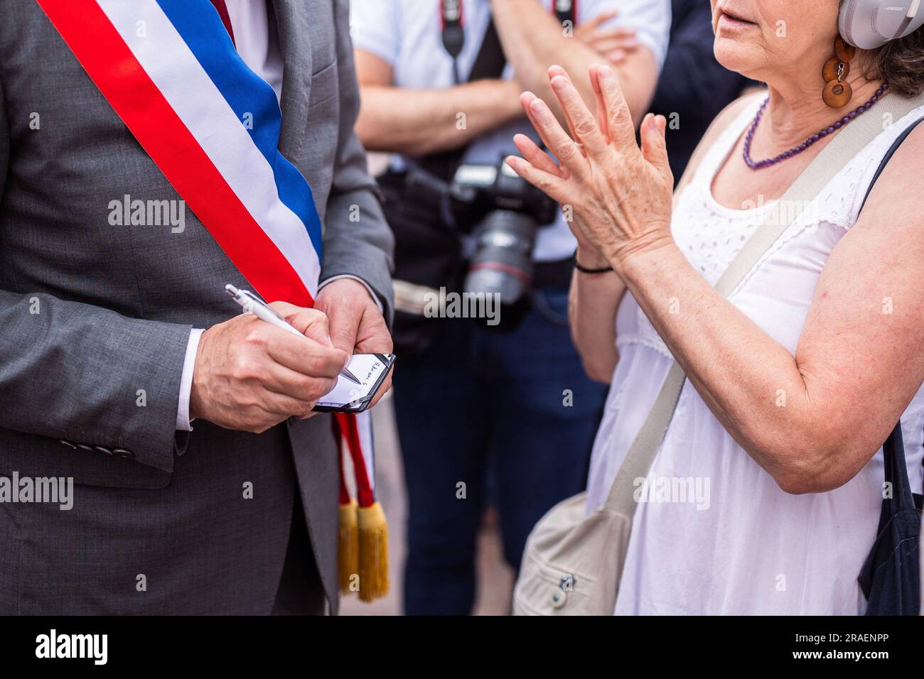 Toulouse, France. 03rd juillet 2023. Le maire de Toulouse, Jean Luc Moudenc, s'entretient avec les citoyens de Toulouse lors d'une réunion organisée au Capitole par l'AMF (association française de maires) après les récentes attaques et émeutes causées par la mort de Nahel par la police française. Photo de Timo Claeys/ABACAPRESS.COM crédit: Abaca Press/Alay Live News Banque D'Images