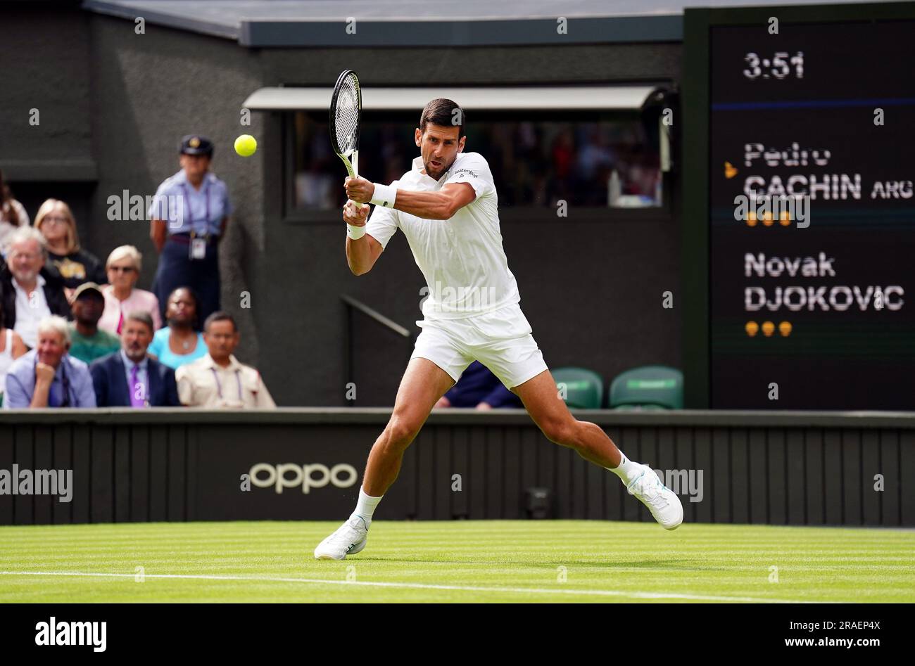Novak Djokovic en action contre Pedro Cachin (non représenté) le premier jour des Championnats de Wimbledon 2023 au All England Lawn tennis and Croquet Club à Wimbledon. Date de la photo: Lundi 3 juillet 2023. Banque D'Images Novak Djokovic en action contre Pedro Cachin (non représenté) le premier jour des Championnats de Wimbledon 2023 au All England Lawn tennis and Croquet Club à Wimbledon. Date de la photo: Lundi 3 juillet 2023. Banque D'Images