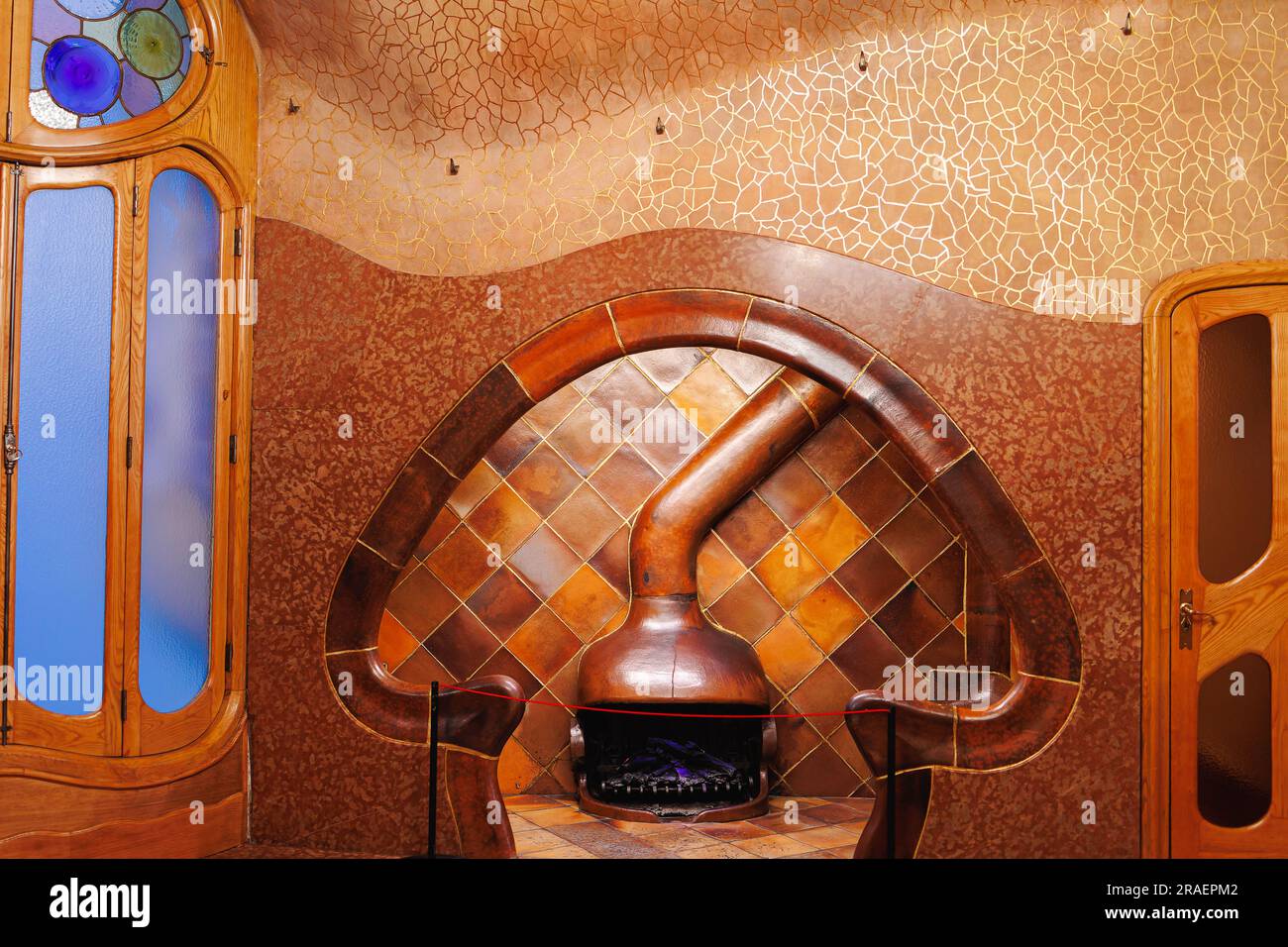 Intérieur de la célèbre Casa Batllo à Barcelone - détail du four à bois ...