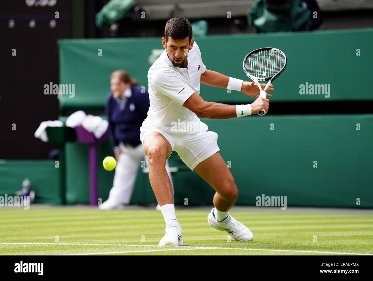 Novak Djokovic en action contre Pedro Cachin (non représenté) le premier jour des Championnats de Wimbledon 2023 au All England Lawn tennis and Croquet Club à Wimbledon. Date de la photo: Lundi 3 juillet 2023. Banque D'Images Novak Djokovic en action contre Pedro Cachin (non représenté) le premier jour des Championnats de Wimbledon 2023 au All England Lawn tennis and Croquet Club à Wimbledon. Date de la photo: Lundi 3 juillet 2023. Banque D'Images