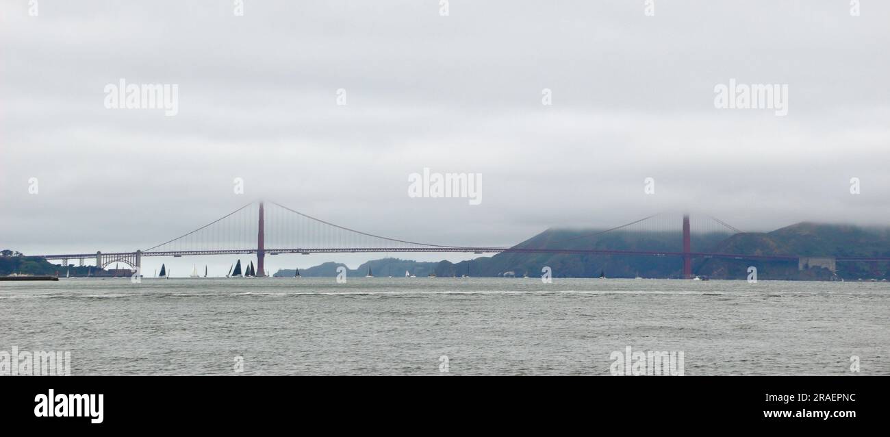 Vue du pont Golden Gate dans les nuages bas à bord d'un bateau touristique Alcatraz City Cruises dans la baie San Francisco Californie USA Banque D'Images