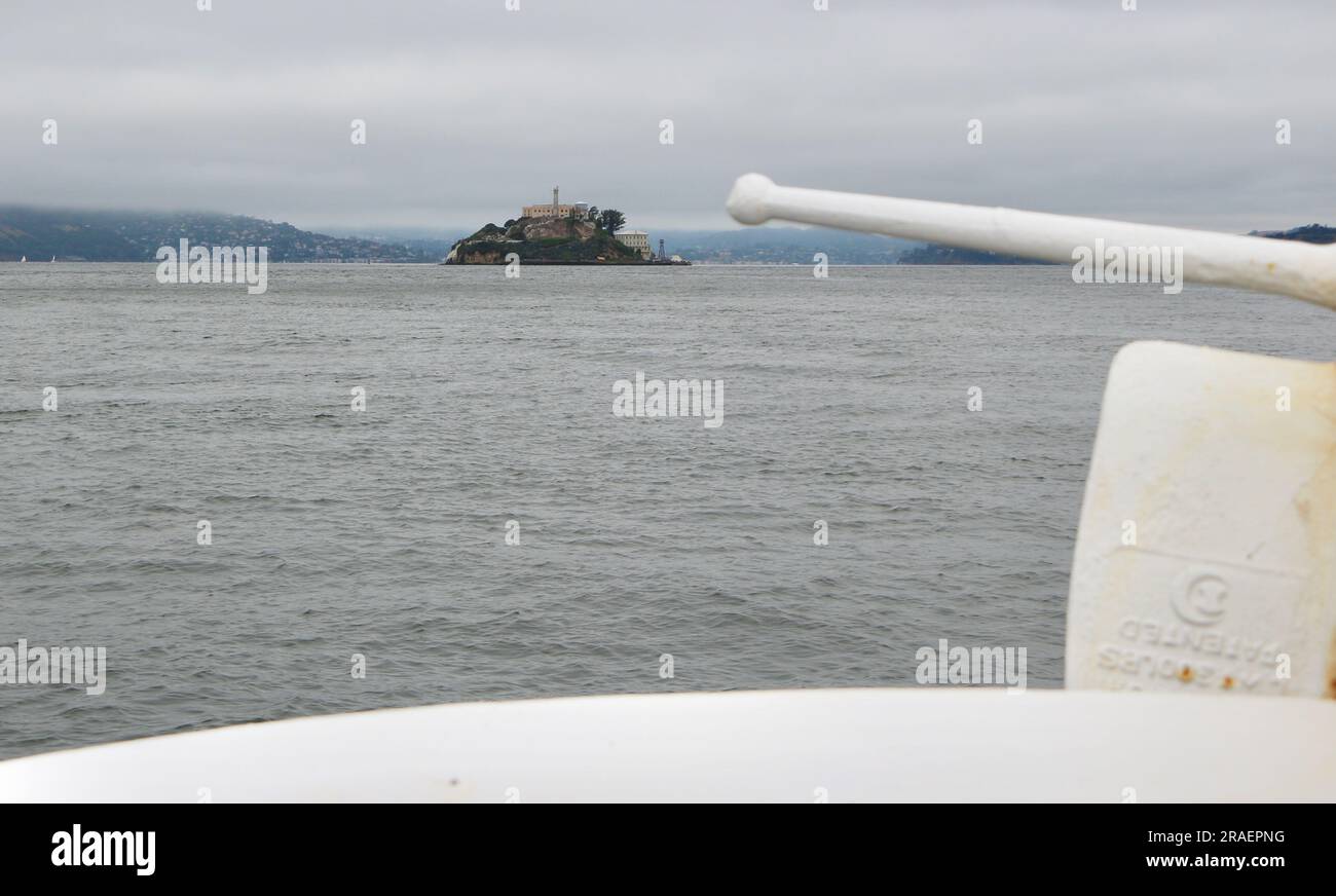 Sur le chemin du pénitencier fédéral d'Alcatraz à bord d'un Alcatraz City Cruises en bateau touristique Hornblower San Francisco Californie USA Banque D'Images