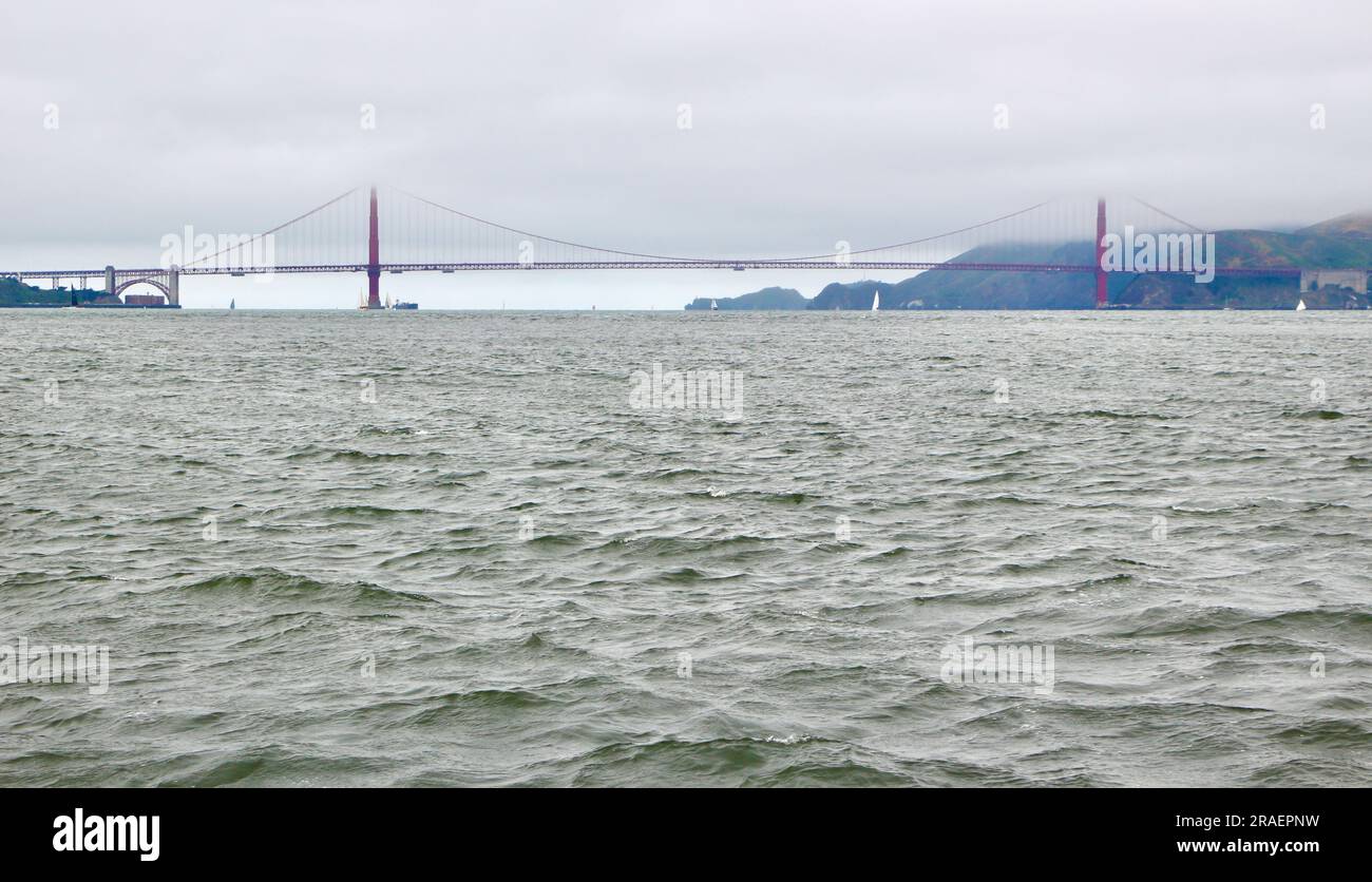 Vue sur le Golden Gate Bridge à bord d'un bateau touristique Alcatraz City Cruises dans la baie San Francisco Californie USA Banque D'Images