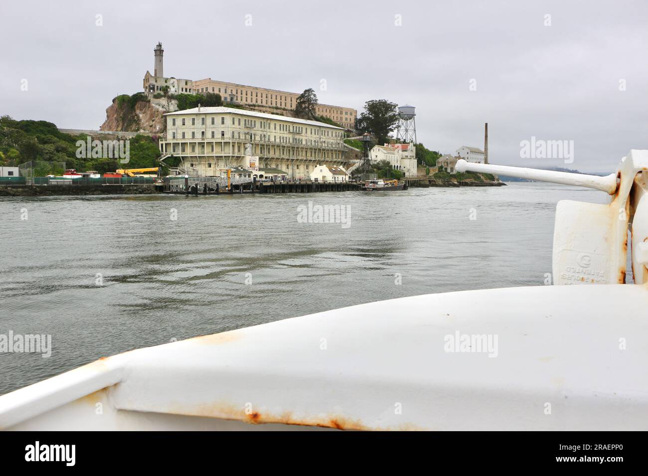 Approche du pénitencier fédéral d'Alcatraz à bord d'un Alcatraz City Cruises en bateau touristique Hornblower San Francisco California USA Banque D'Images