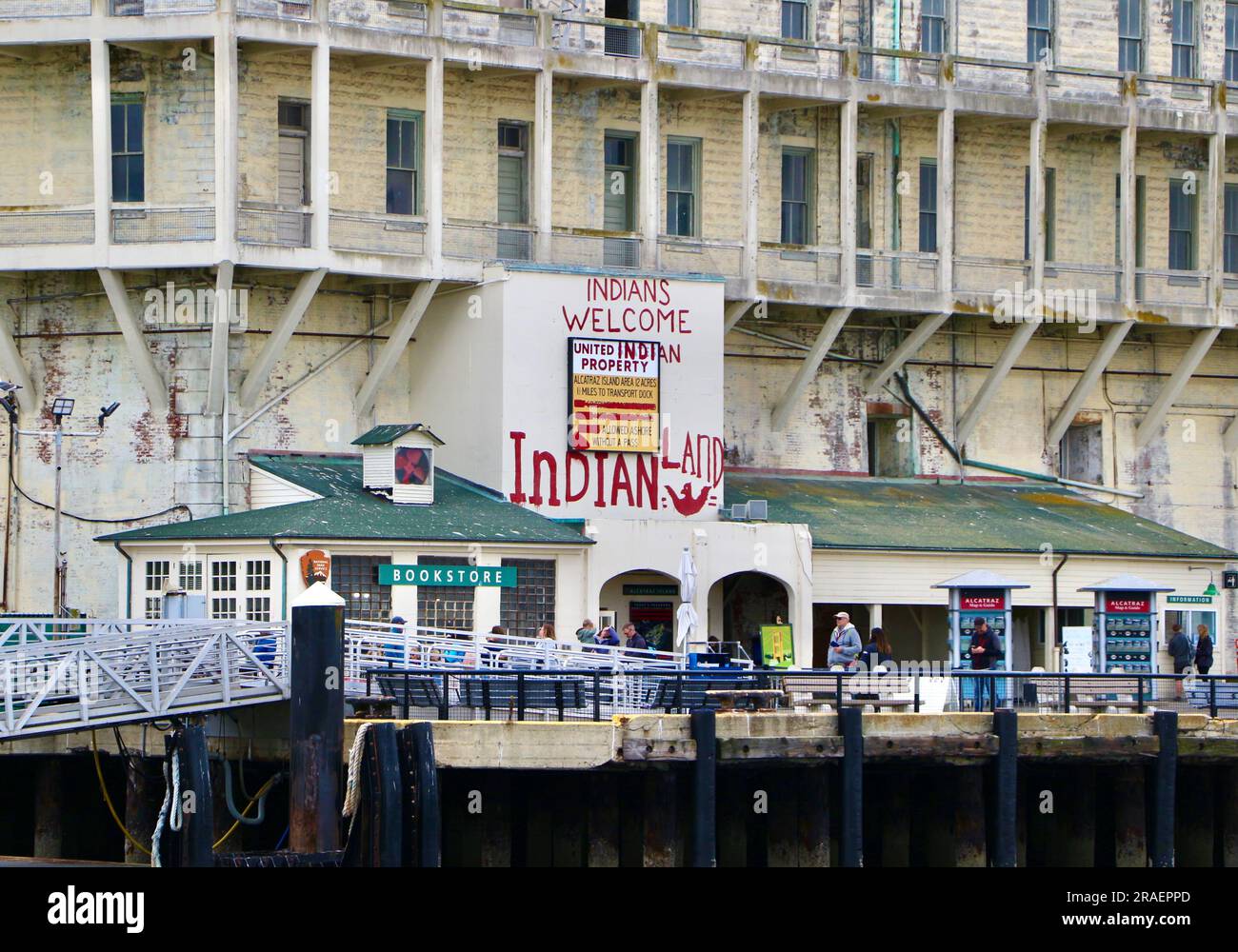 Approche du pénitencier fédéral d'Alcatraz à bord d'un Alcatraz City Cruises en bateau touristique Hornblower Indian graffiti San Francisco California USA Banque D'Images