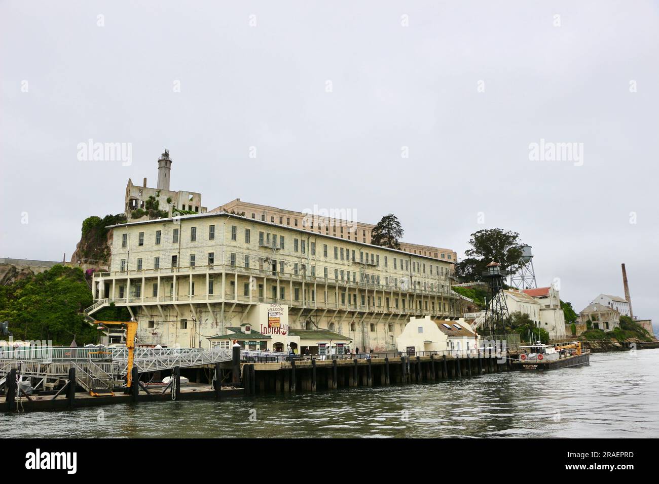Approche du pénitencier fédéral d'Alcatraz à bord d'un Alcatraz City Cruises en bateau touristique Hornblower San Francisco California USA Banque D'Images