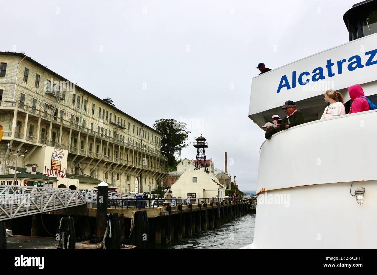 Approche du pénitencier fédéral d'Alcatraz à bord d'un Alcatraz City Cruises en bateau touristique Hornblower San Francisco California USA Banque D'Images
