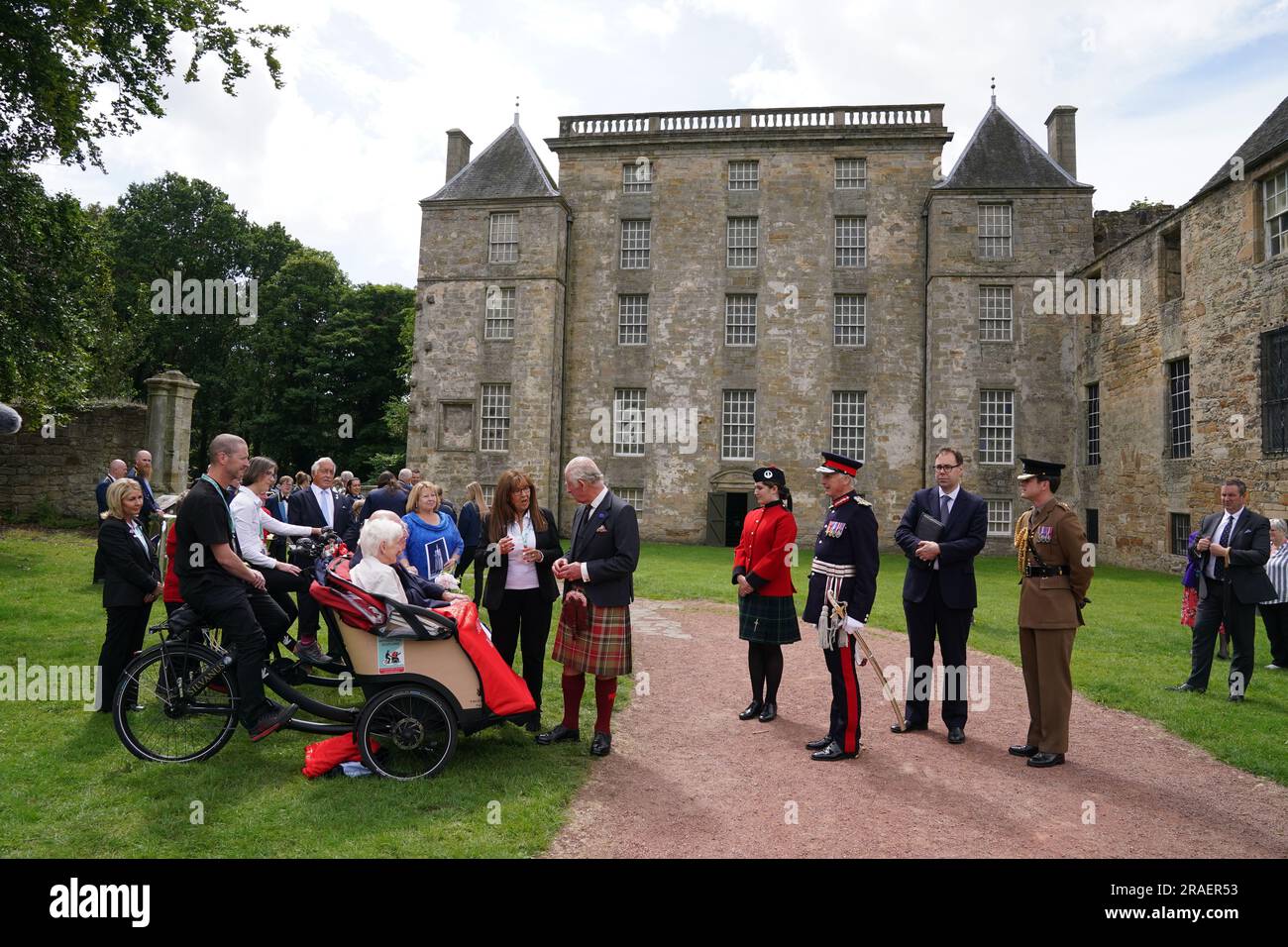 Le roi Charles III (au centre à gauche) lors de sa visite à la Maison Kinneil à Édimbourg, marquant la première semaine de Holyrood depuis son couronnement. Date de la photo: Lundi 3 juillet 2023. Banque D'Images