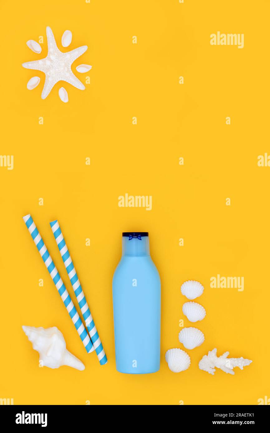 Crème solaire naturelle pour un soin de la peau de voyage d'été avec bouteille de contenant bleue, coquillages, symbole abstrait étoiles de soleil sur jaune. Anti-cancance Banque D'Images Crème solaire naturelle pour un soin de la peau de voyage d'été avec bouteille de contenant bleue, coquillages, symbole abstrait étoiles de soleil sur jaune. Anti-cancance Banque D'Images