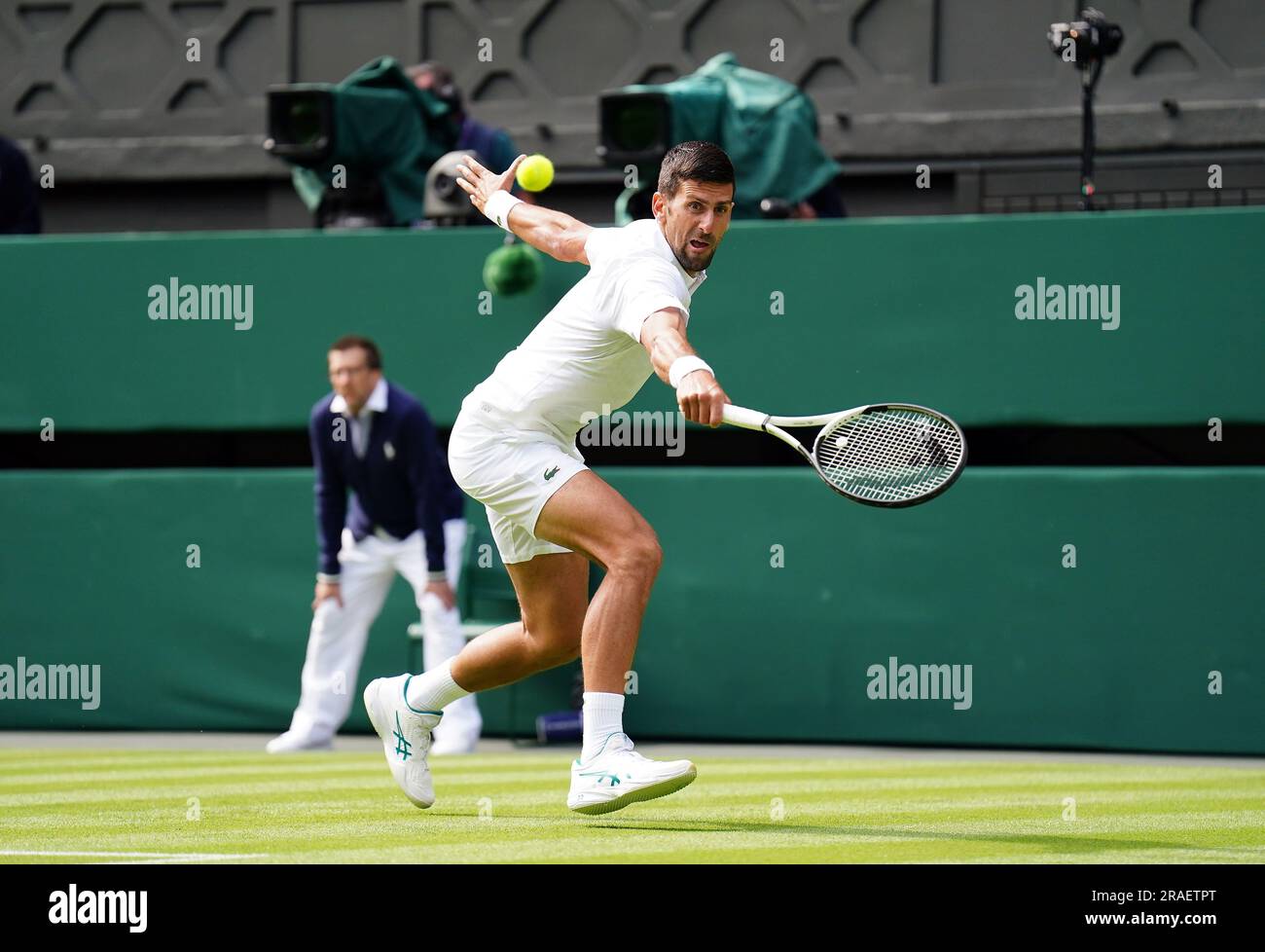 Novak Djokovic en action contre Pedro Cachin (non représenté) le premier jour des Championnats de Wimbledon 2023 au All England Lawn tennis and Croquet Club à Wimbledon. Date de la photo: Lundi 3 juillet 2023. Banque D'Images Novak Djokovic en action contre Pedro Cachin (non représenté) le premier jour des Championnats de Wimbledon 2023 au All England Lawn tennis and Croquet Club à Wimbledon. Date de la photo: Lundi 3 juillet 2023. Banque D'Images
