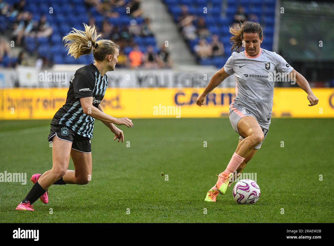 Harrison, États-Unis. 02nd juillet 2023. Harrison, New Jersey, 2 juillet 2023 : Jenna Nighswonger (32 Gotham FC) et Elizabeth Eddy (44 Angel City FC) pendant le match de la Ligue nationale de football des femmes entre Gotham FC et Angel City FC à Red Bull Arena à Harrison, États-Unis (USAGE ÉDITORIAL UNIQUEMENT). (Rebekah Wynkoop/SPP) crédit: SPP Sport Press photo. /Alamy Live News Banque D'Images