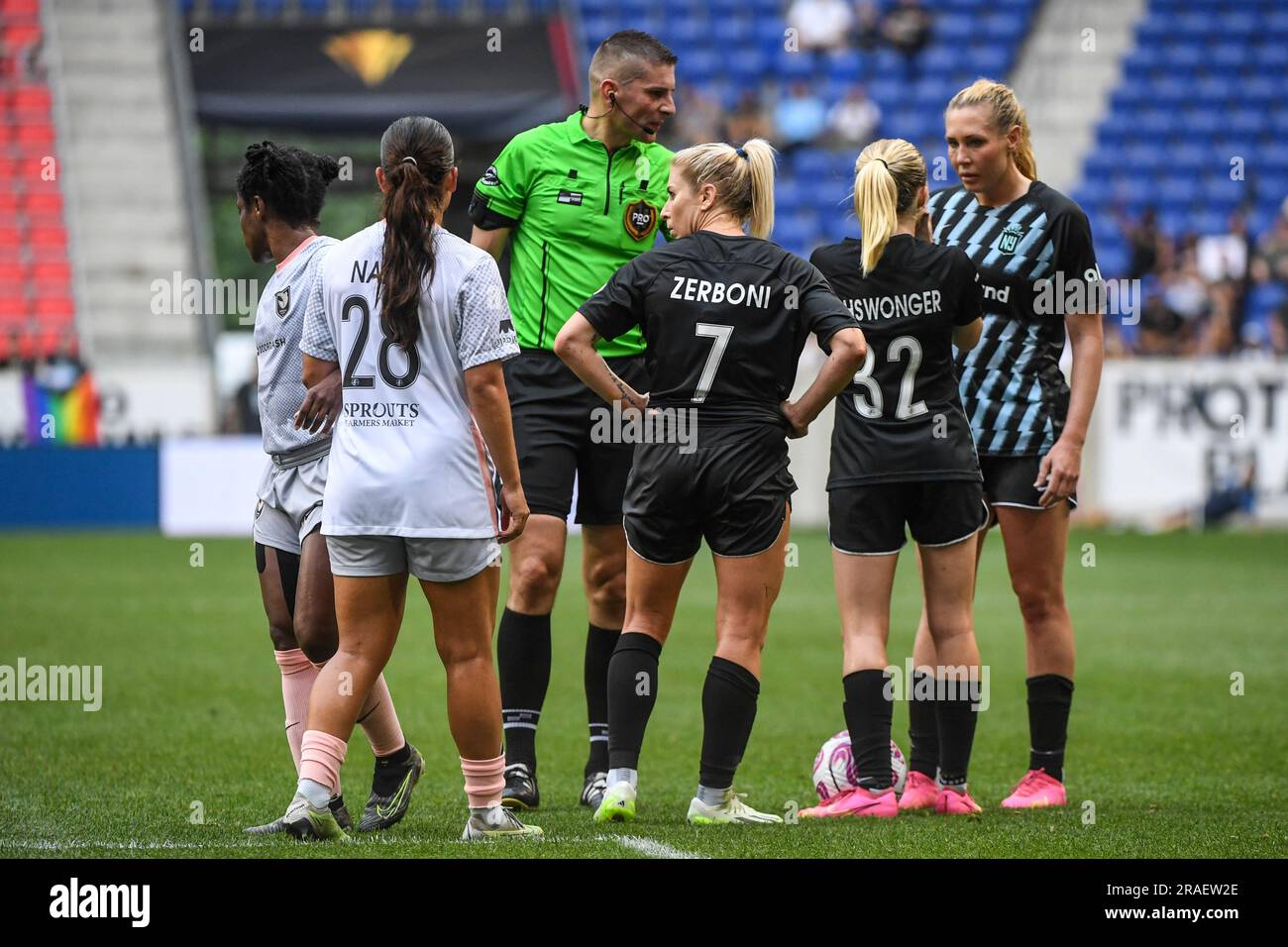 Harrison, États-Unis. 02nd juillet 2023. Harrison, New Jersey, 2 juillet 2023 : le FC Angel City et le FC Gotham se sont mis en place pour une pièce de jeu lors du match de la Ligue nationale de football des femmes entre le FC Gotham et le FC Angel City au Red Bull Arena de Harrison, aux États-Unis (USAGE ÉDITORIAL UNIQUEMENT). (Rebekah Wynkoop/SPP) crédit: SPP Sport Press photo. /Alamy Live News Banque D'Images