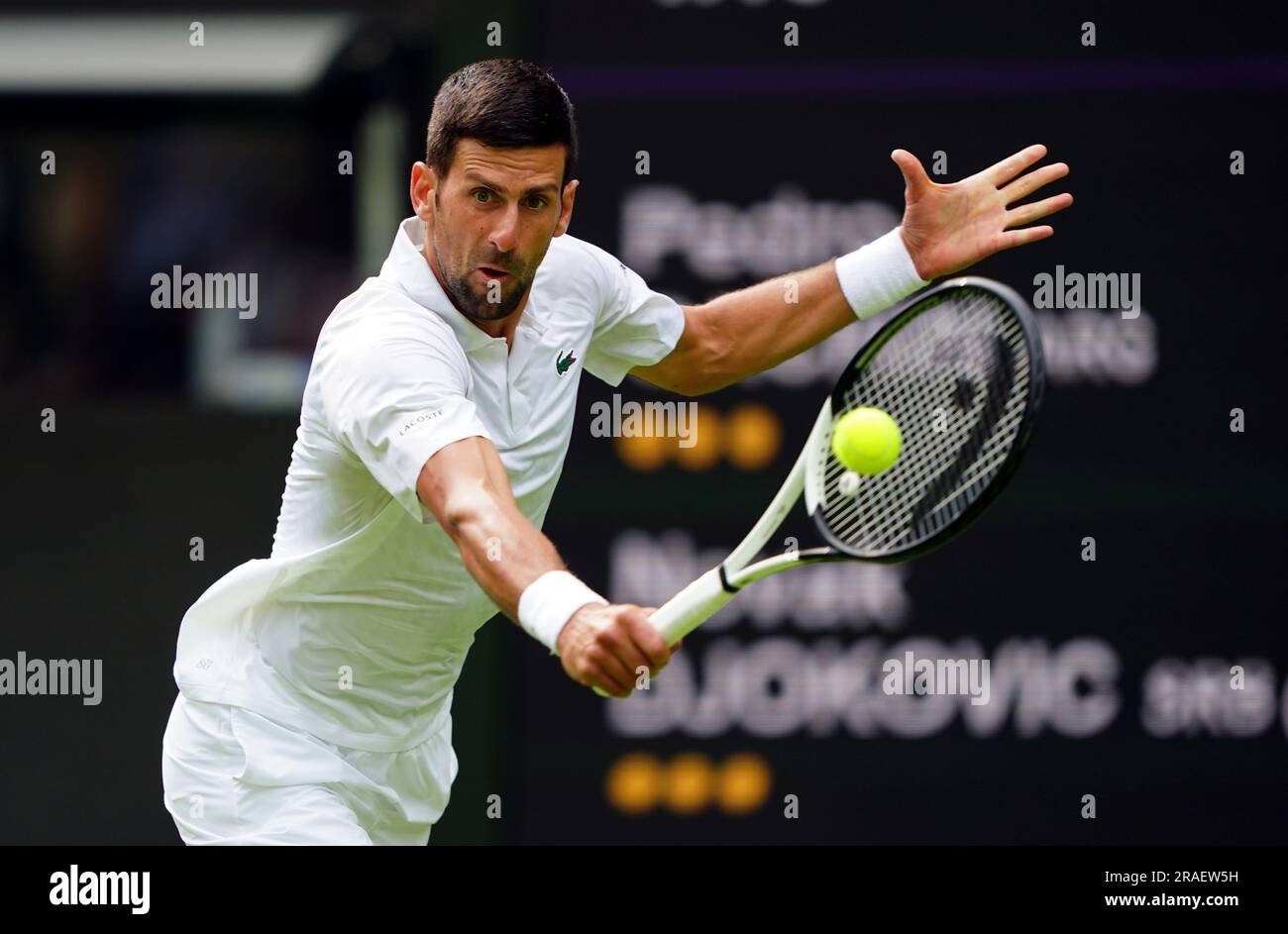 Novak Djokovic en action contre Pedro Cachin (non représenté) le premier jour des Championnats de Wimbledon 2023 au All England Lawn tennis and Croquet Club à Wimbledon. Date de la photo: Lundi 3 juillet 2023. Banque D'Images Novak Djokovic en action contre Pedro Cachin (non représenté) le premier jour des Championnats de Wimbledon 2023 au All England Lawn tennis and Croquet Club à Wimbledon. Date de la photo: Lundi 3 juillet 2023. Banque D'Images