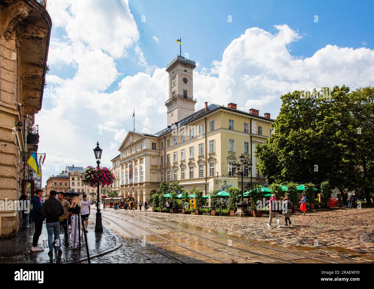 Lviv, Ukraine - 29 juin 2023: Hôtel de ville de Lviv après la pluie Banque D'Images