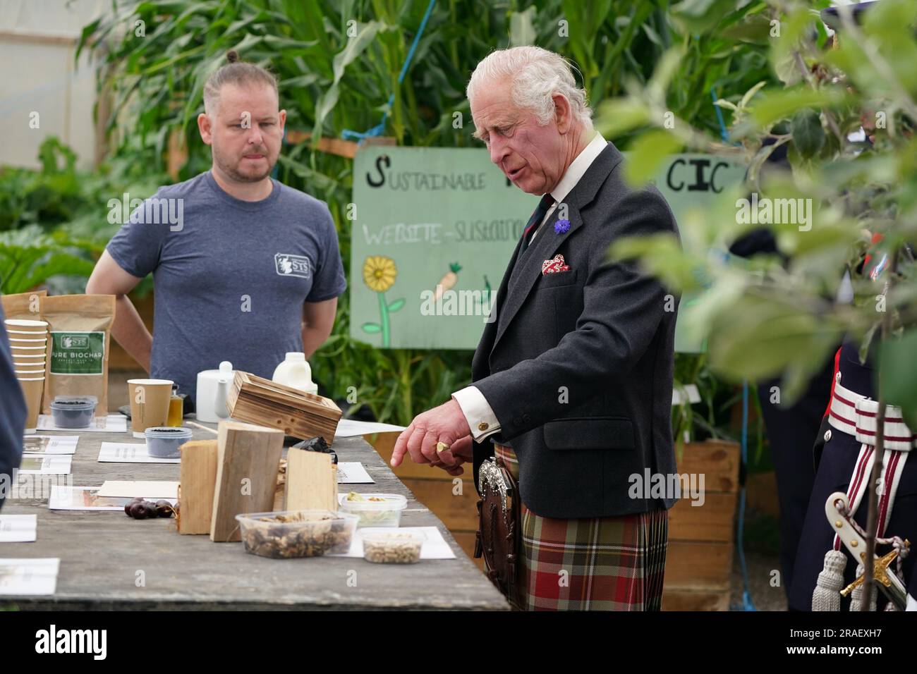 Le roi Charles III (à droite) lors de sa visite à la Maison Kinneil à Édimbourg, marquant la première semaine de Holyrood depuis son couronnement. Date de la photo: Lundi 3 juillet 2023. Banque D'Images